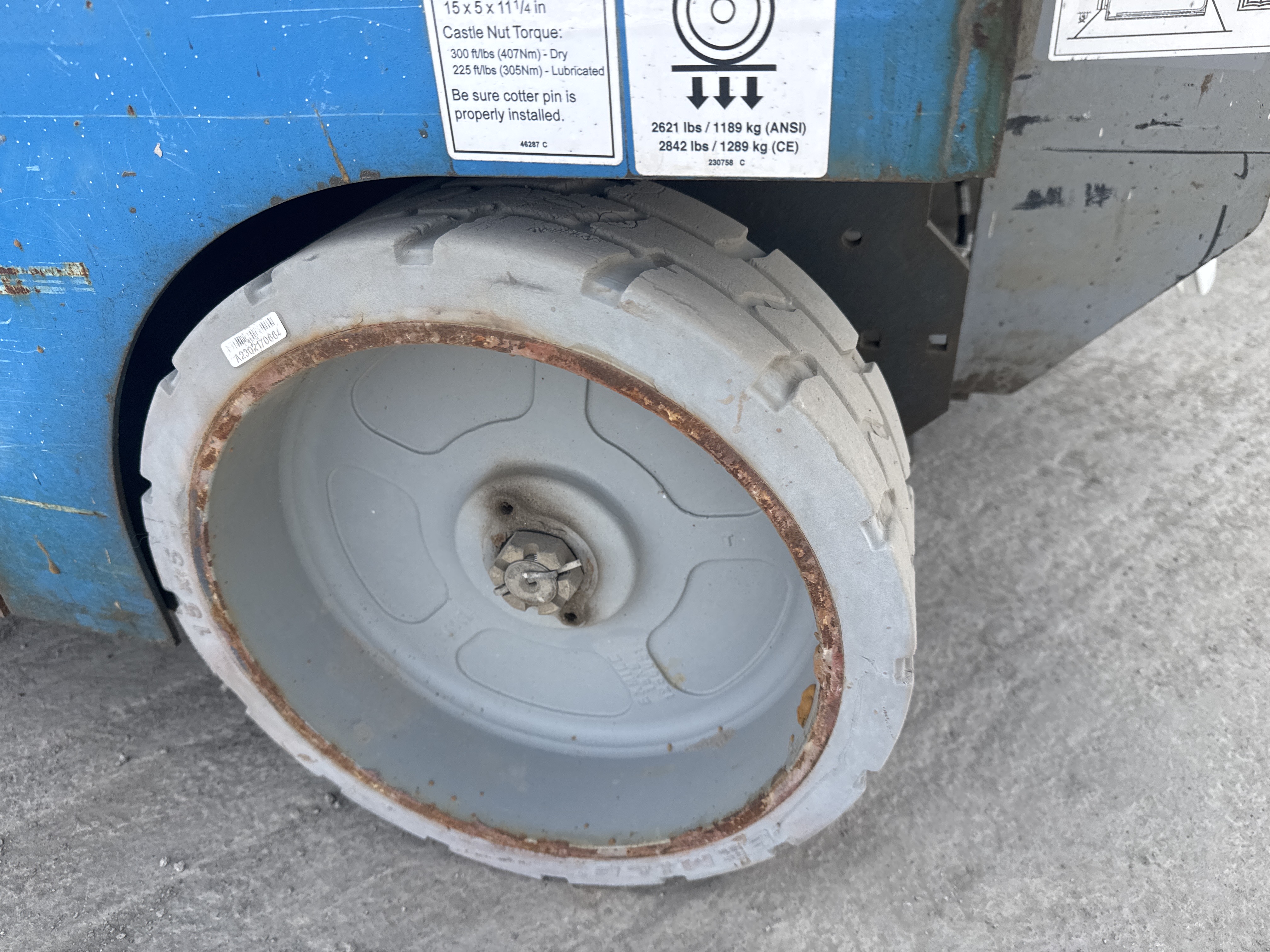 SLA-006-Genie-GS-4047-Scissor-lifts-inspection-Chassis-Wheel-hub-condition-1