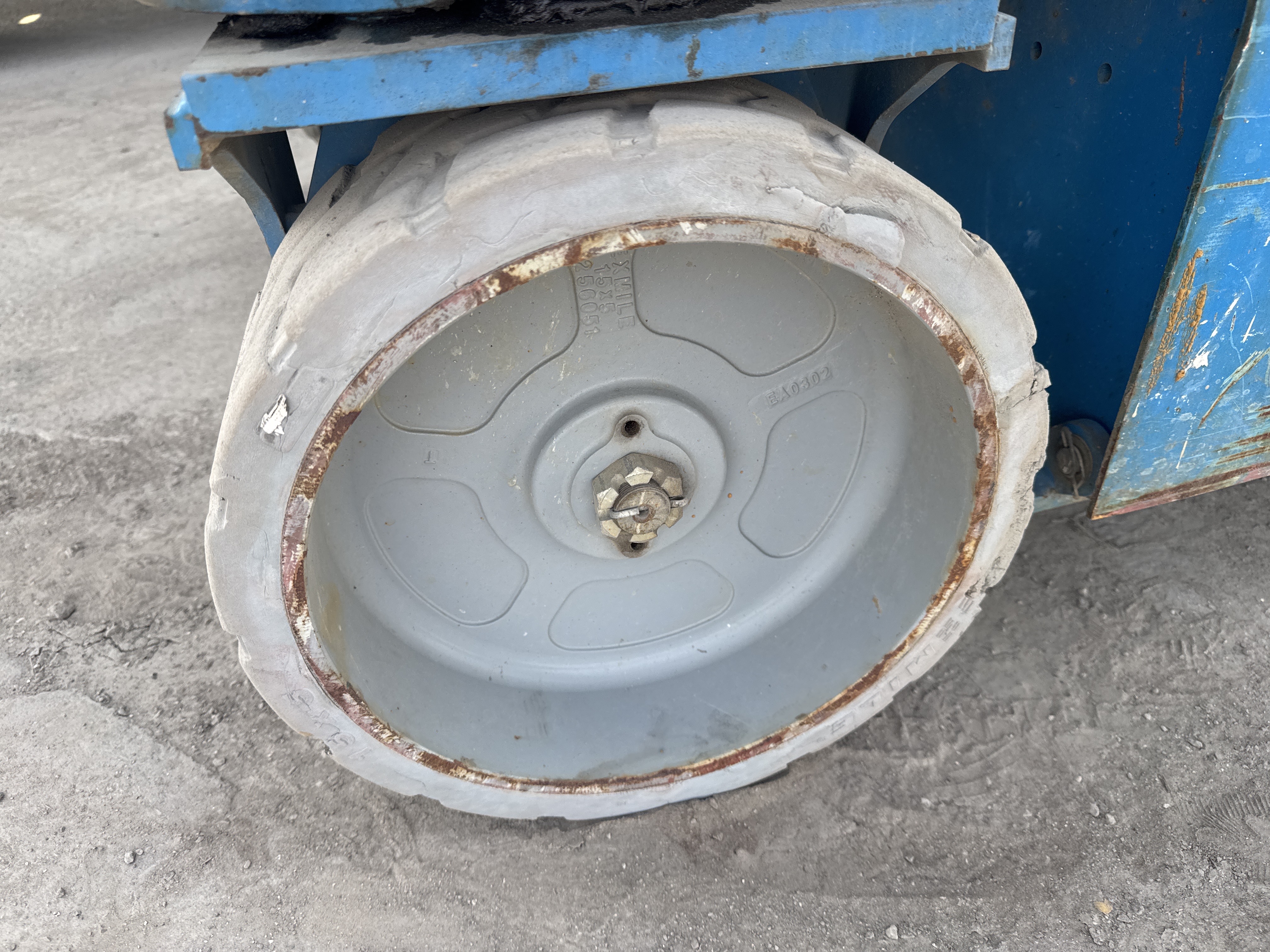 SLA-006-Genie-GS-4047-Scissor-lifts-inspection-Chassis-Wheel-hub-condition-1