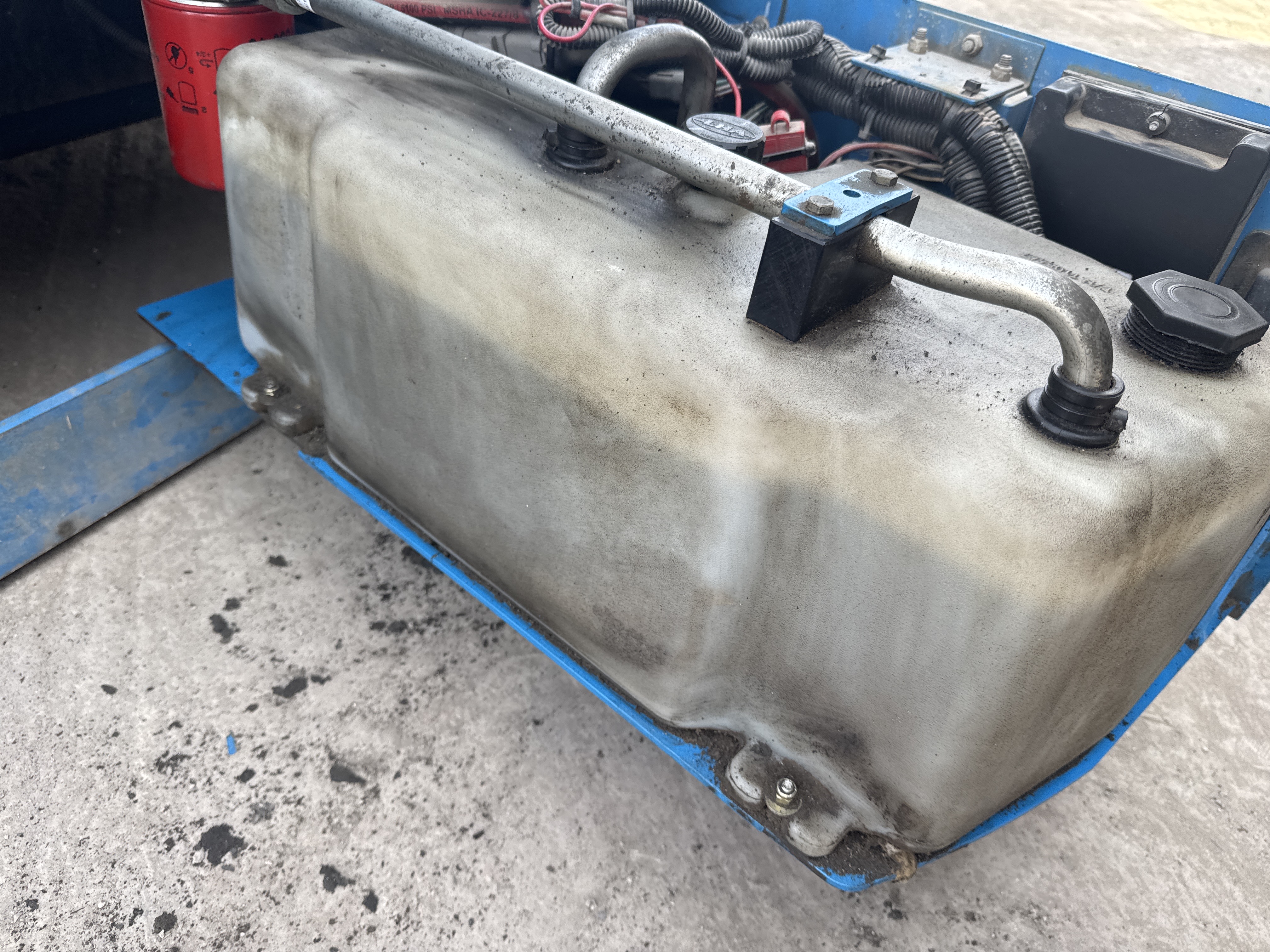 SLA-006-Genie-GS-4047-Scissor-lifts-inspection-Hydraulics-Hydraulic-Tank-1