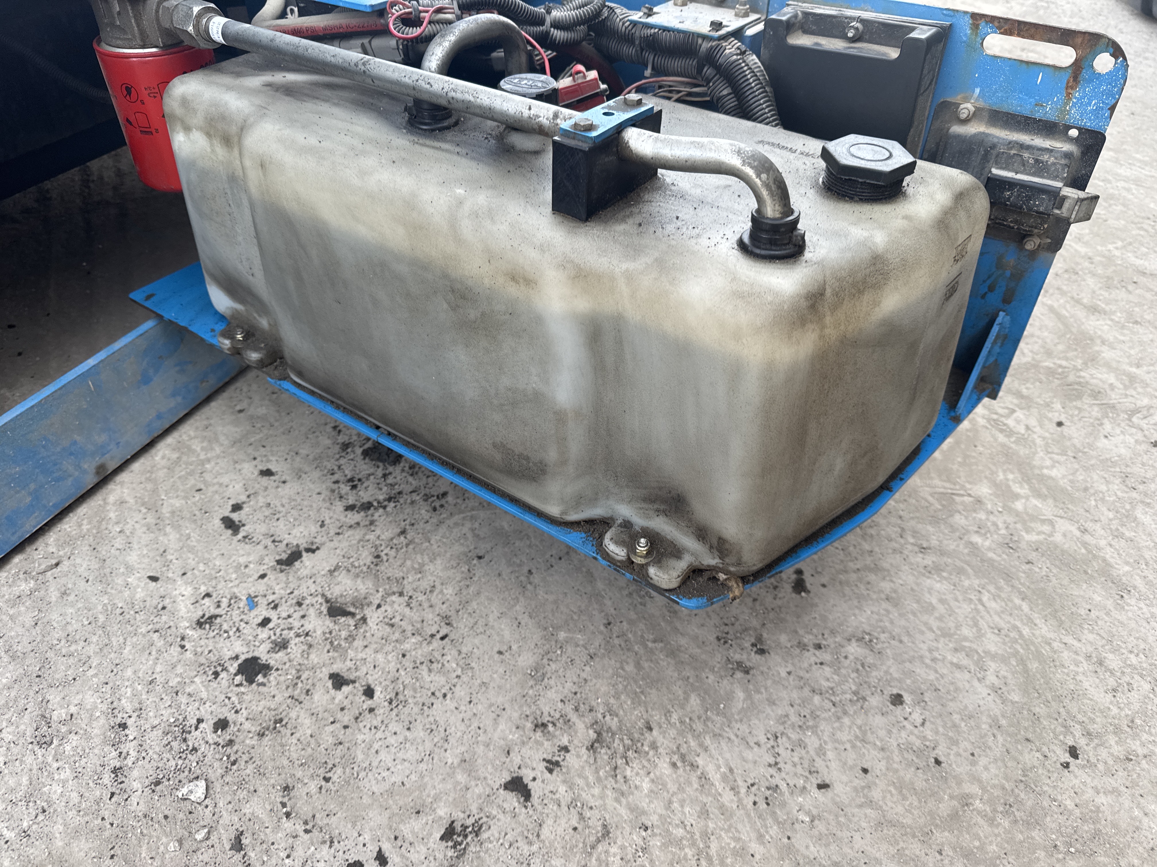 SLA-006-Genie-GS-4047-Scissor-lifts-inspection-Hydraulics-Hydraulic-Tank-1