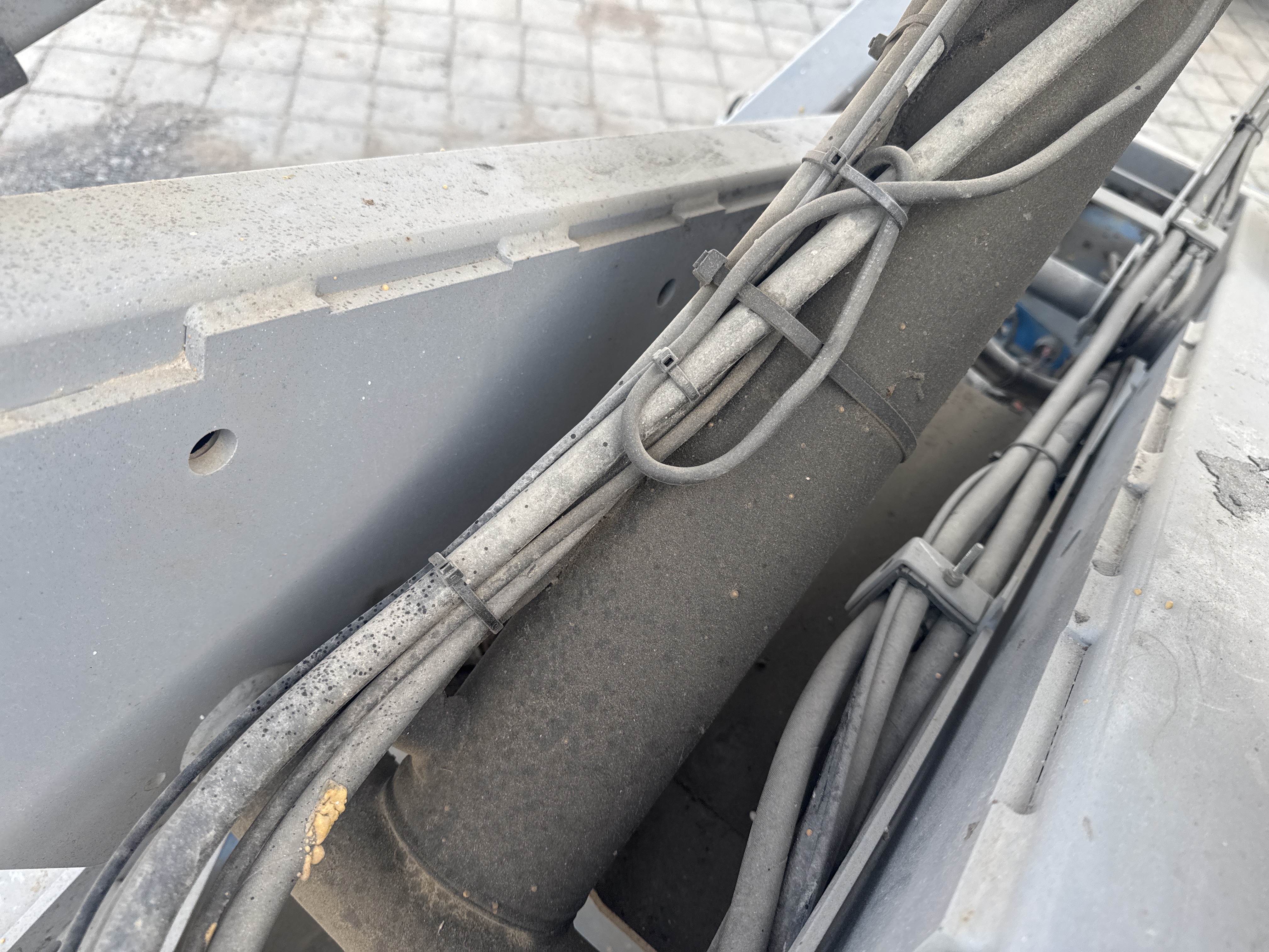 SLA-006-Genie-GS-4047-Scissor-lifts-inspection-Hydraulics-Hydraulic-hoses-and-lines-1
