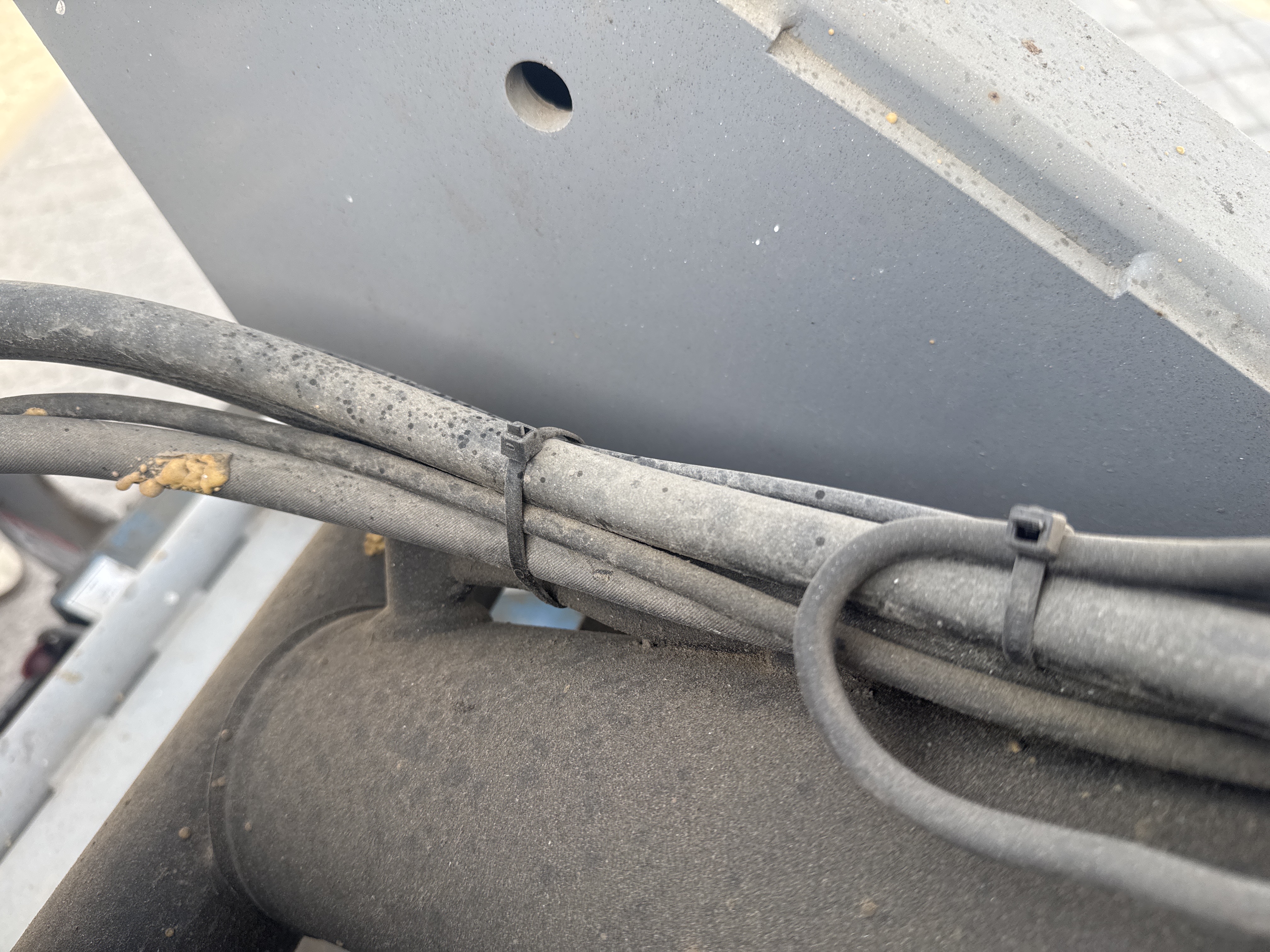 SLA-006-Genie-GS-4047-Scissor-lifts-inspection-Hydraulics-Hydraulic-hoses-and-lines-1