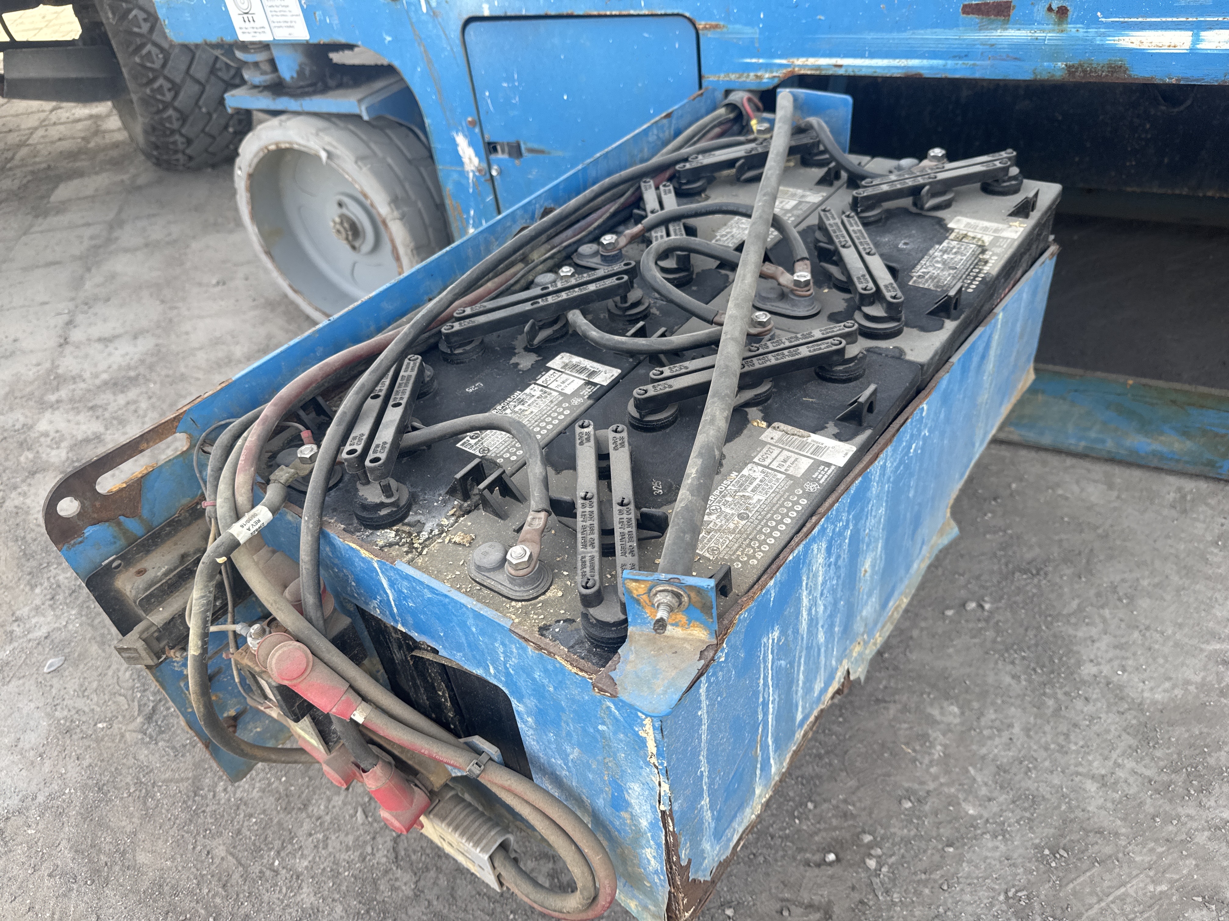 SLA-006-Genie-GS-4047-Scissor-lifts-inspection-Electronics-Battery-1