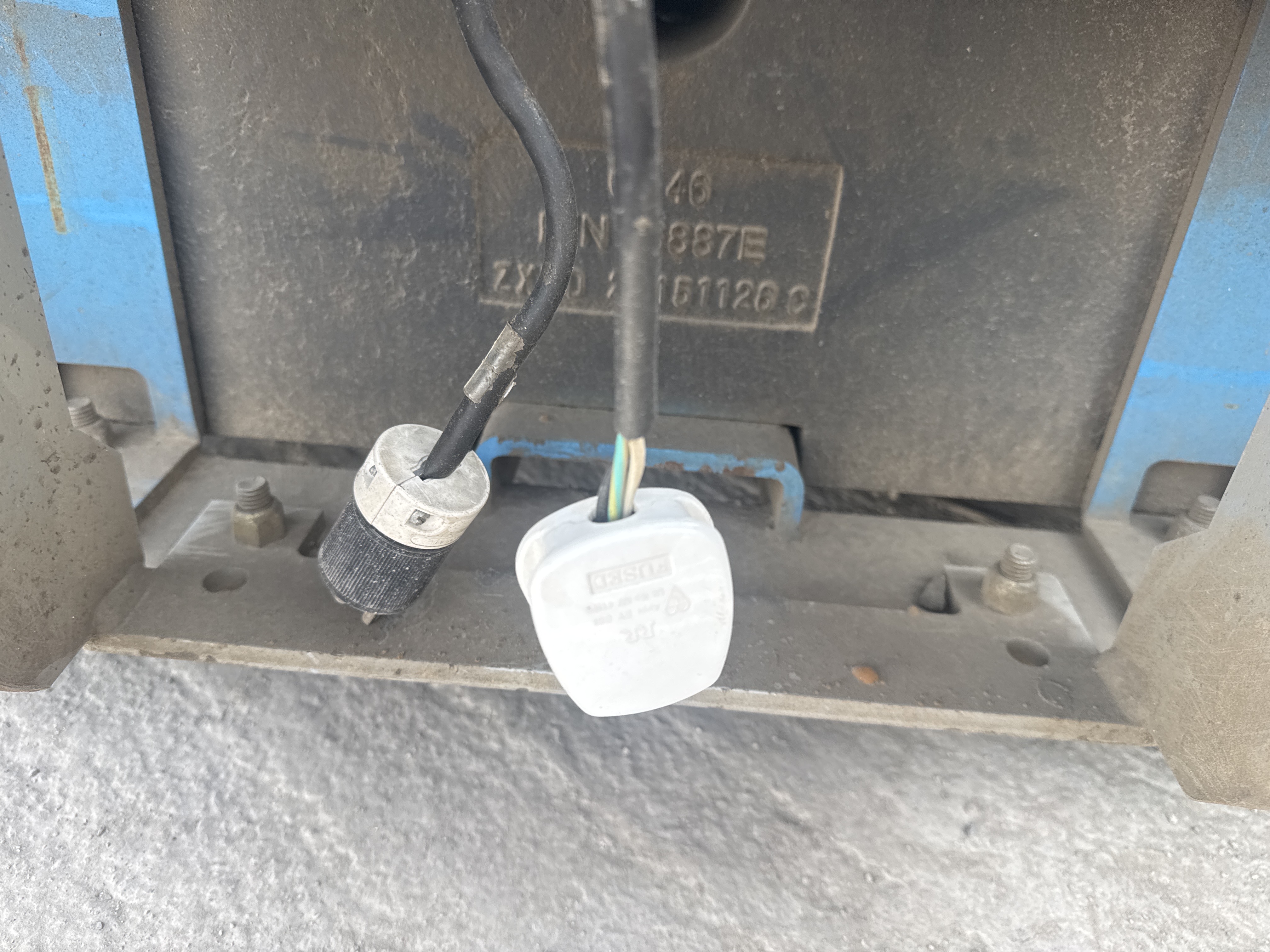 SLA-006-Genie-GS-4047-Scissor-lifts-inspection-Electronics-Charging-port-1