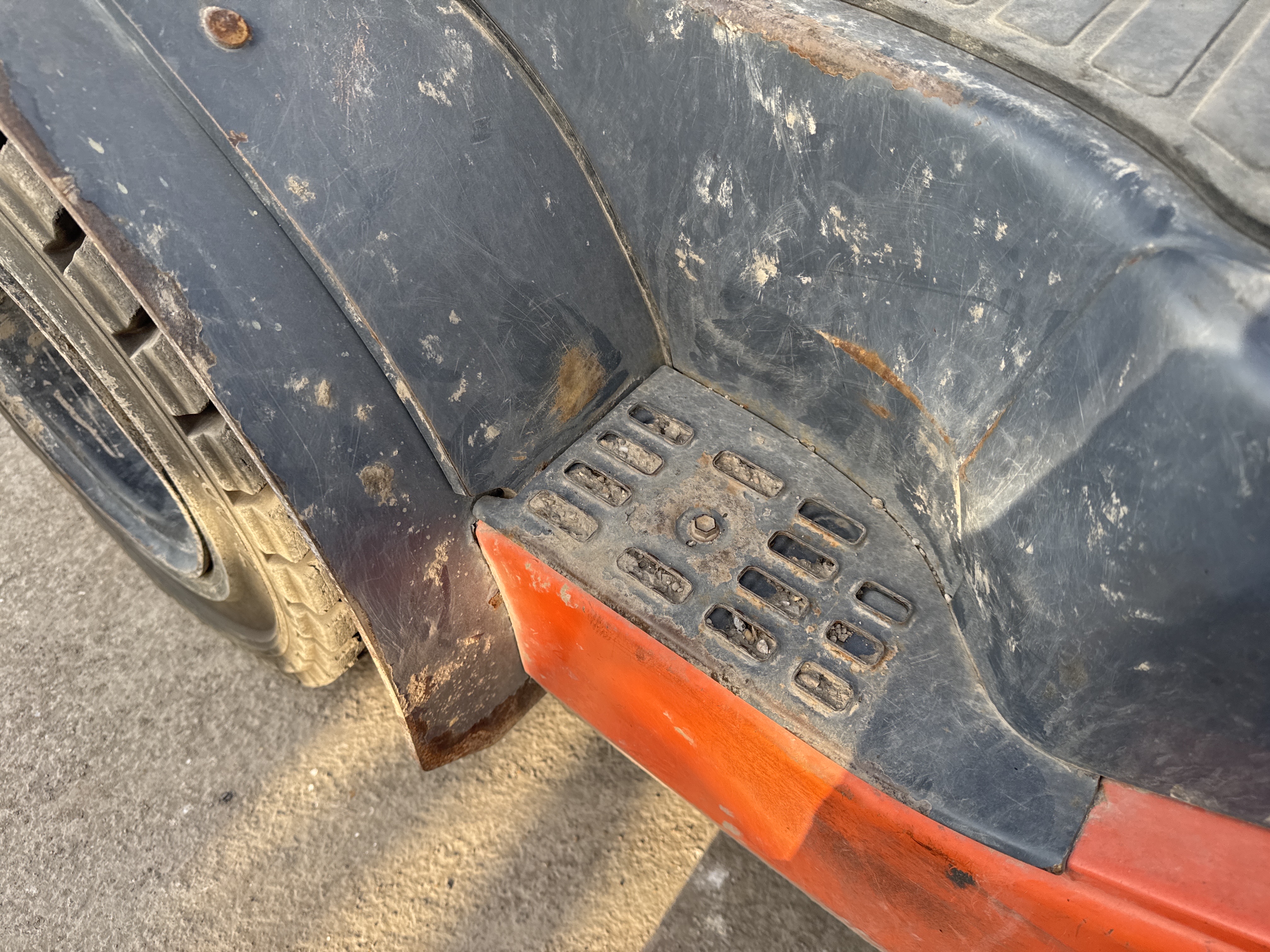 FLM-004-Toyota-8FDU25-Forklifts-inspection-Structure-Steps/ladders-1