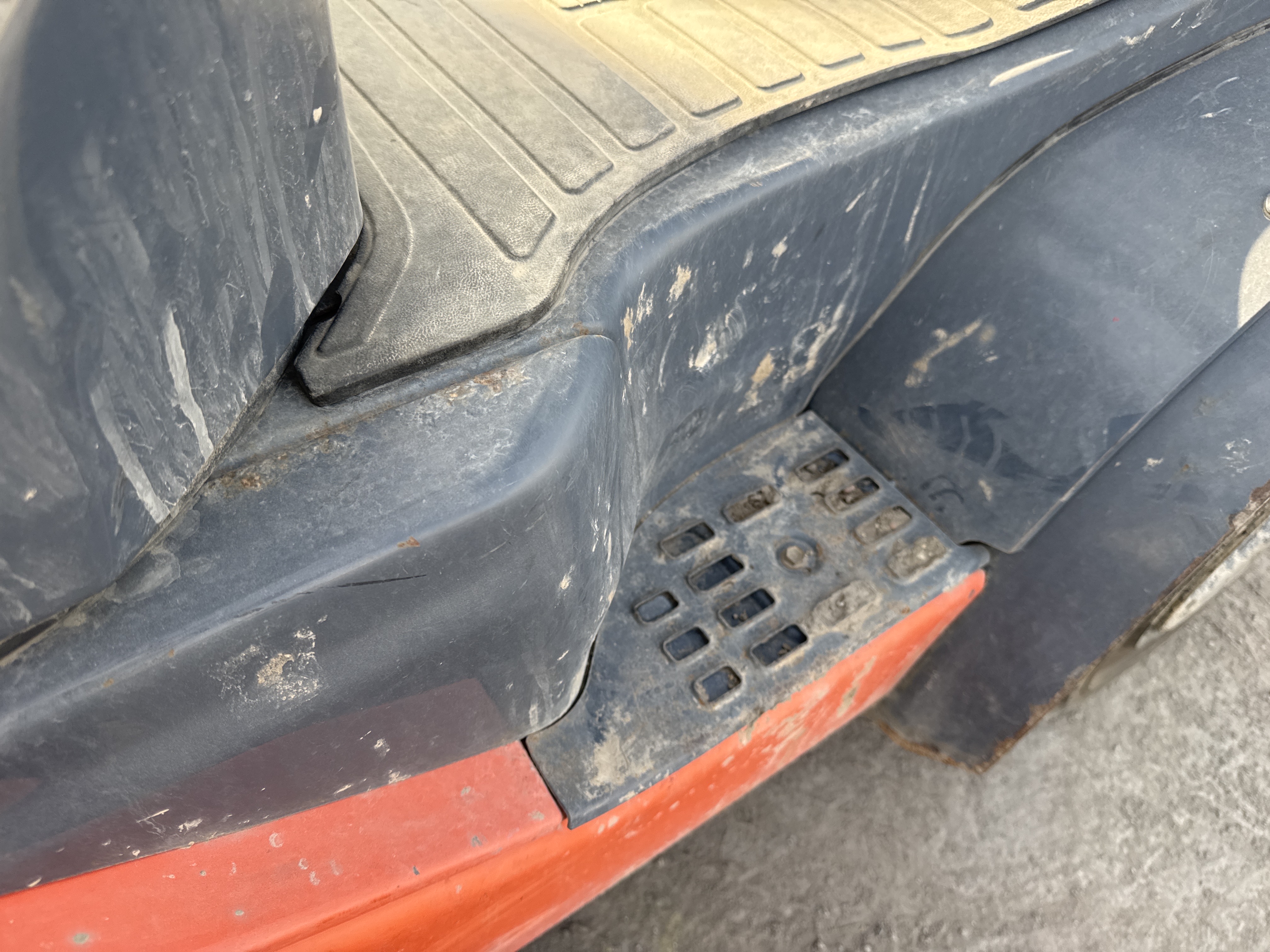 FLM-004-Toyota-8FDU25-Forklifts-inspection-Structure-Steps/ladders-1