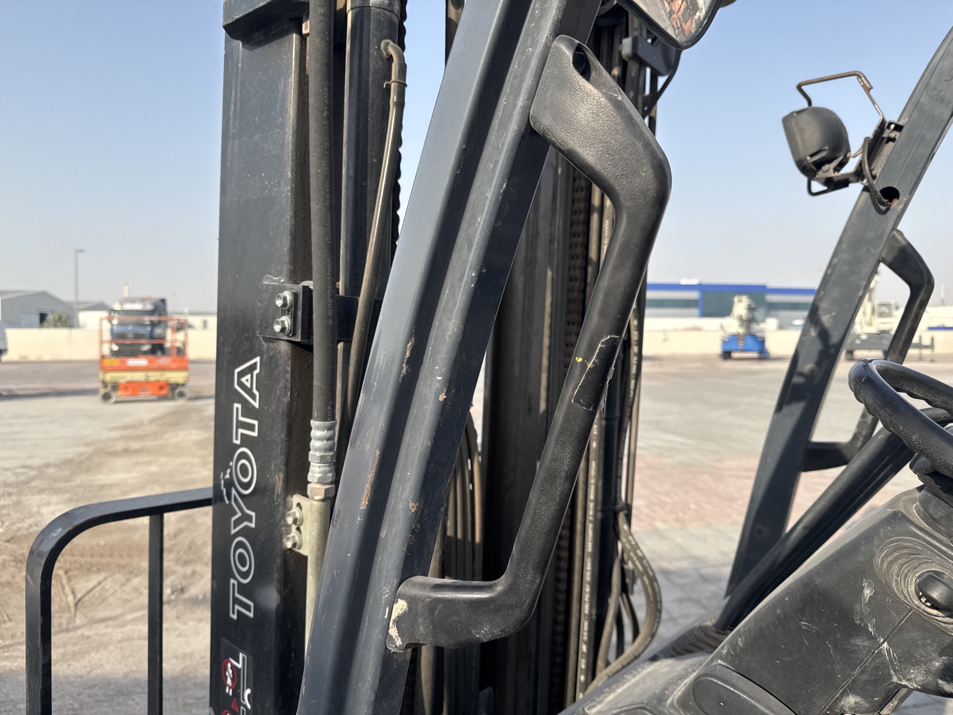 FLM-004-Toyota-8FDU25-Forklifts-inspection-Structure-Handrails-1