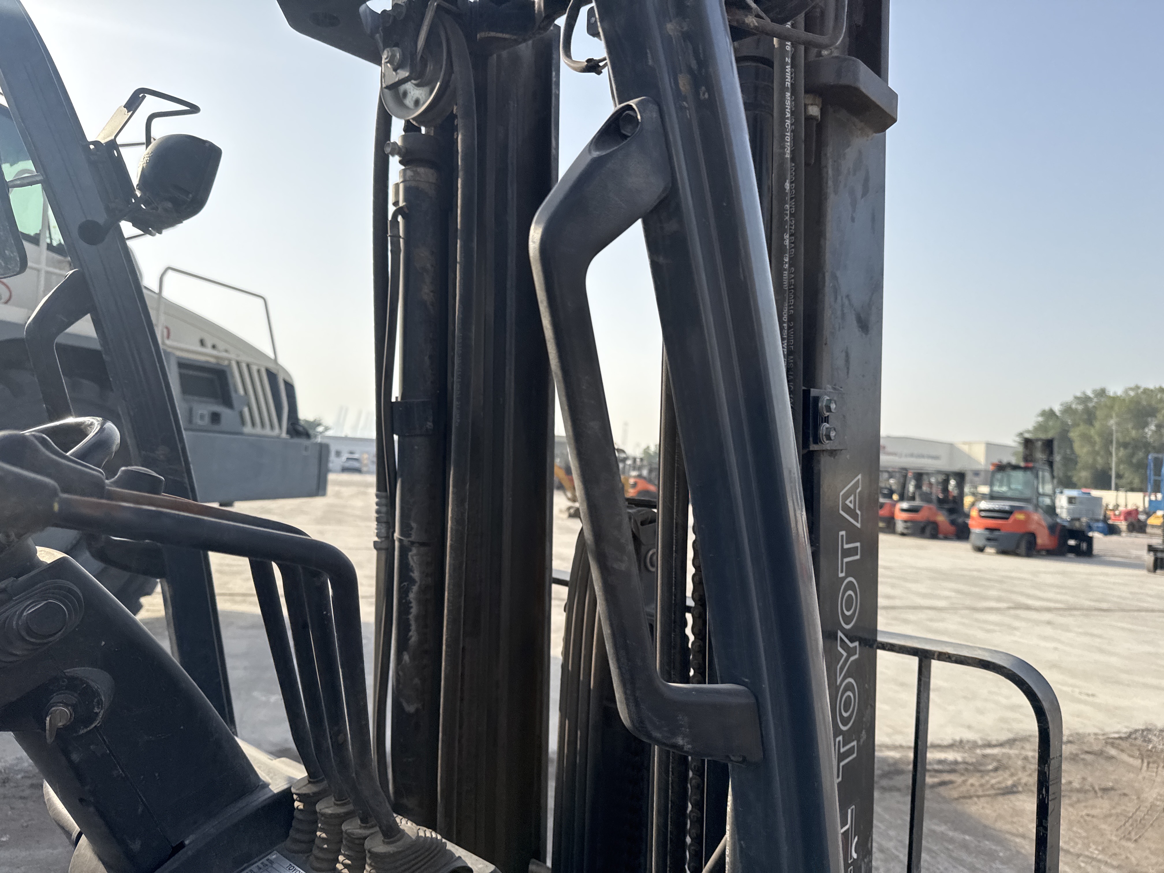 FLM-004-Toyota-8FDU25-Forklifts-inspection-Structure-Handrails-1