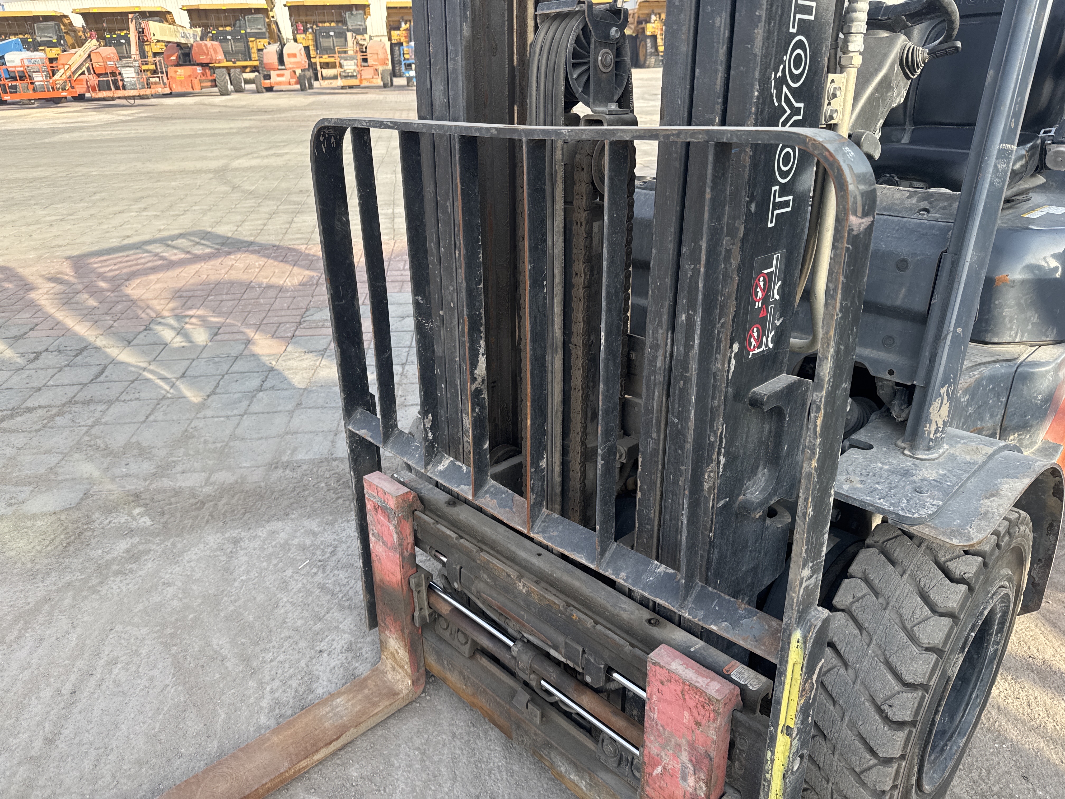 FLM-004-Toyota-8FDU25-Forklifts-inspection-Chassis-Carriage-1