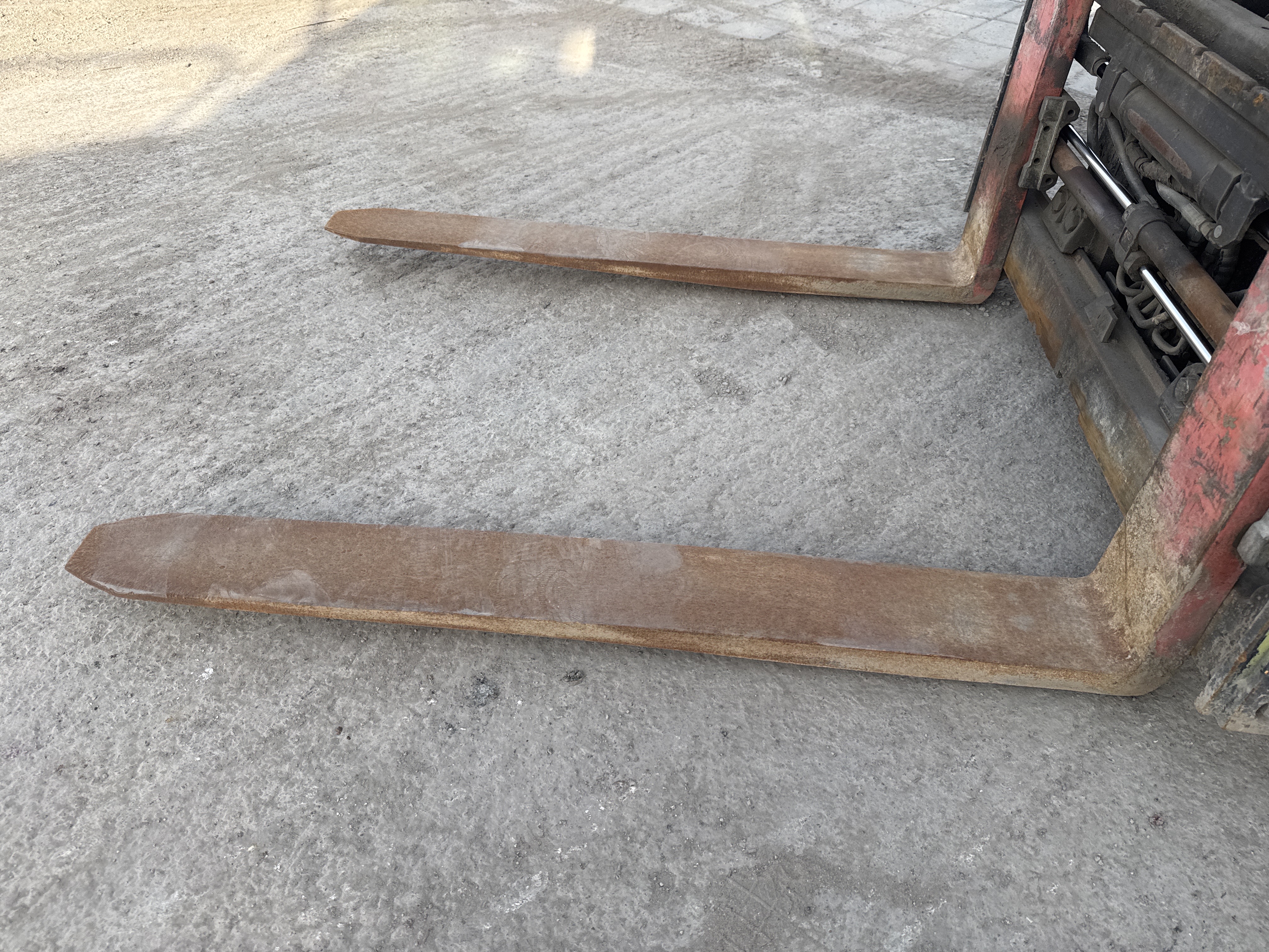 FLM-004-Toyota-8FDU25-Forklifts-inspection-Chassis-Forks-1