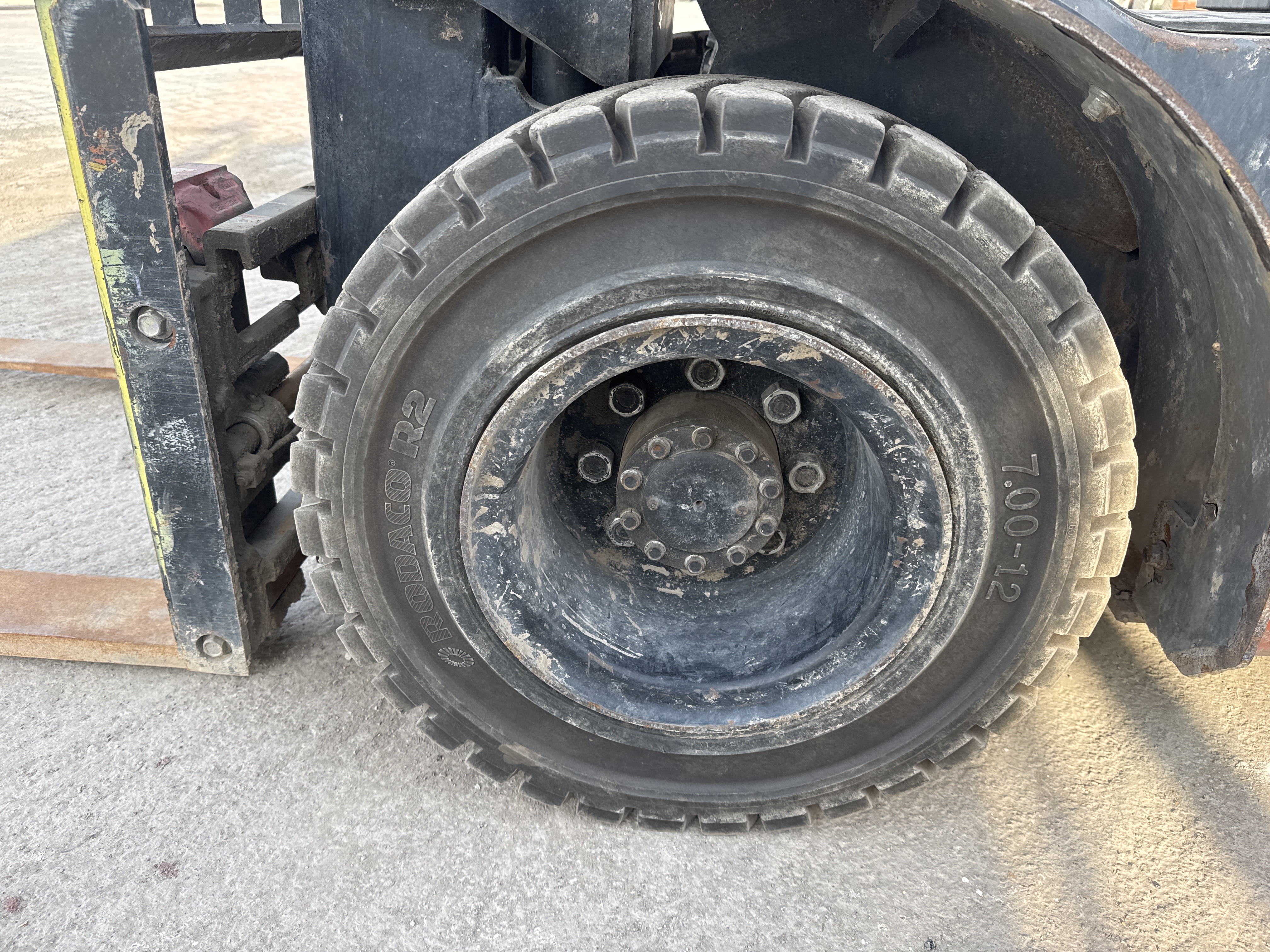 FLM-004-Toyota-8FDU25-Forklifts-inspection-Chassis-Left-front-tire-/-wheel-hub---condition-1