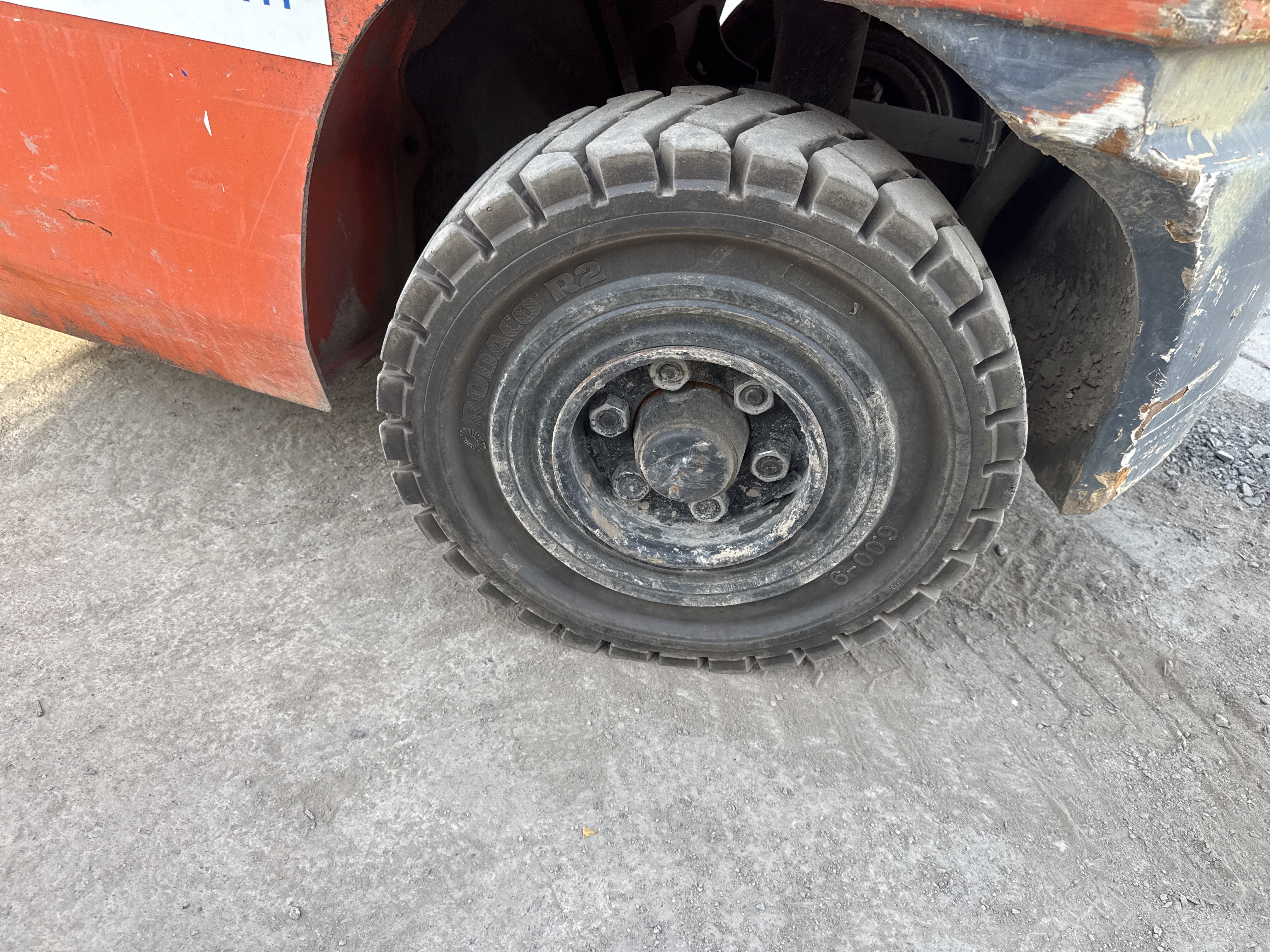 FLM-004-Toyota-8FDU25-Forklifts-inspection-Chassis-Left-rear-tire-/-wheel-hub---condition-1