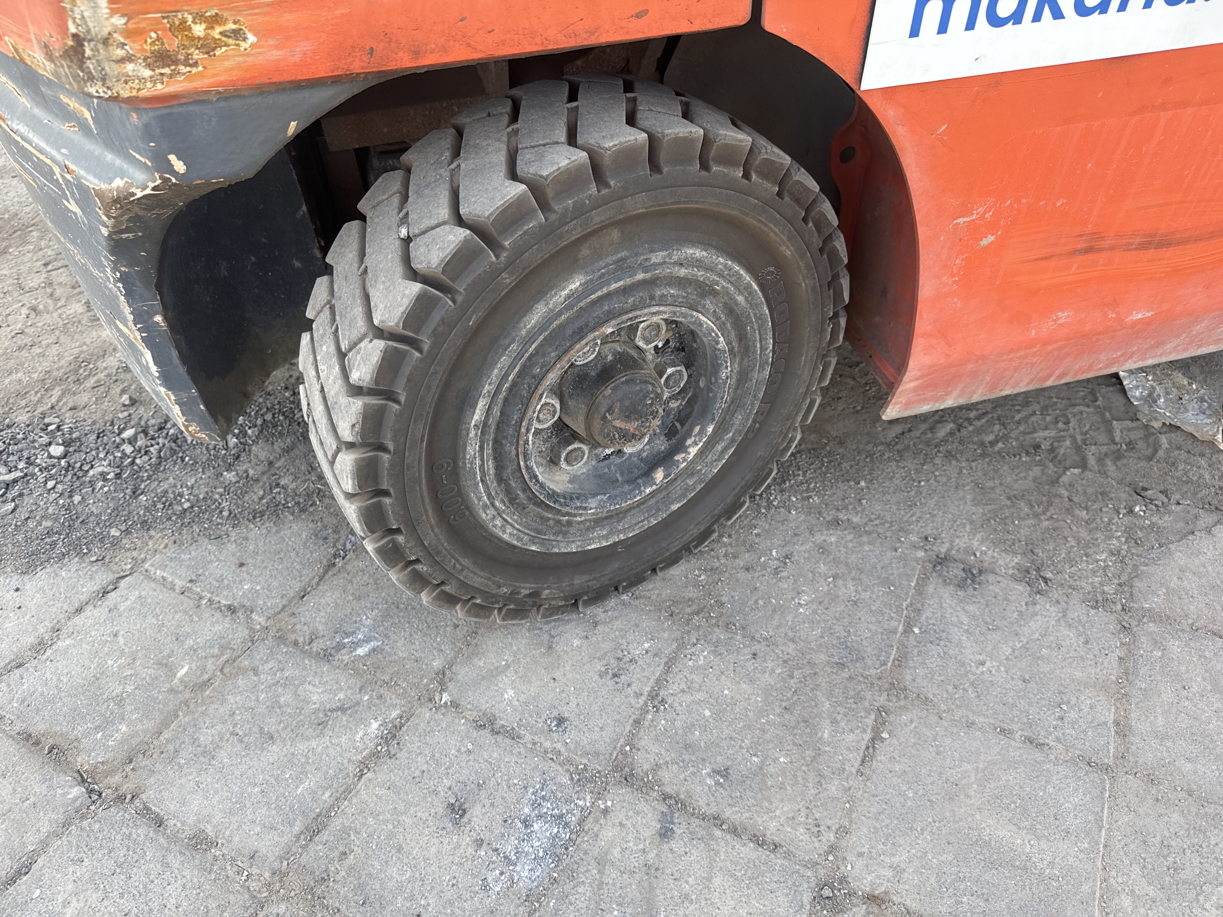FLM-004-Toyota-8FDU25-Forklifts-inspection-Chassis-Right-rear-tire-/-wheel-hub---condition-1