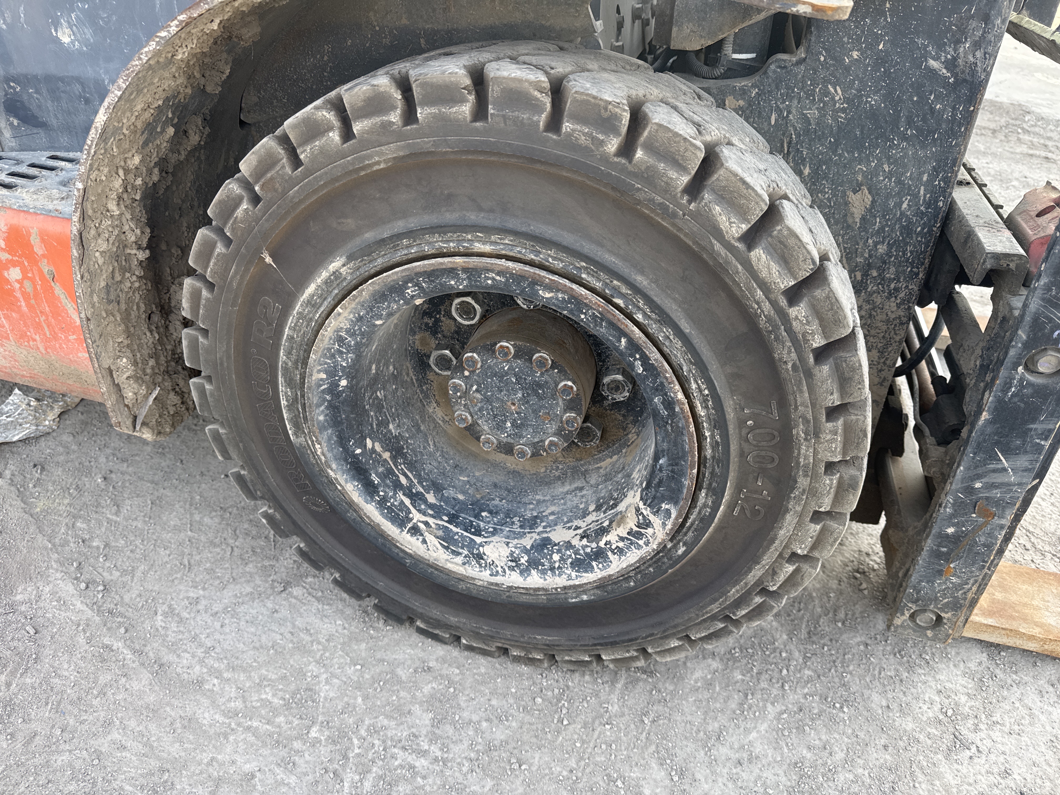 FLM-004-Toyota-8FDU25-Forklifts-inspection-Chassis-Right-front-tire-/-wheel-hub---condition-1