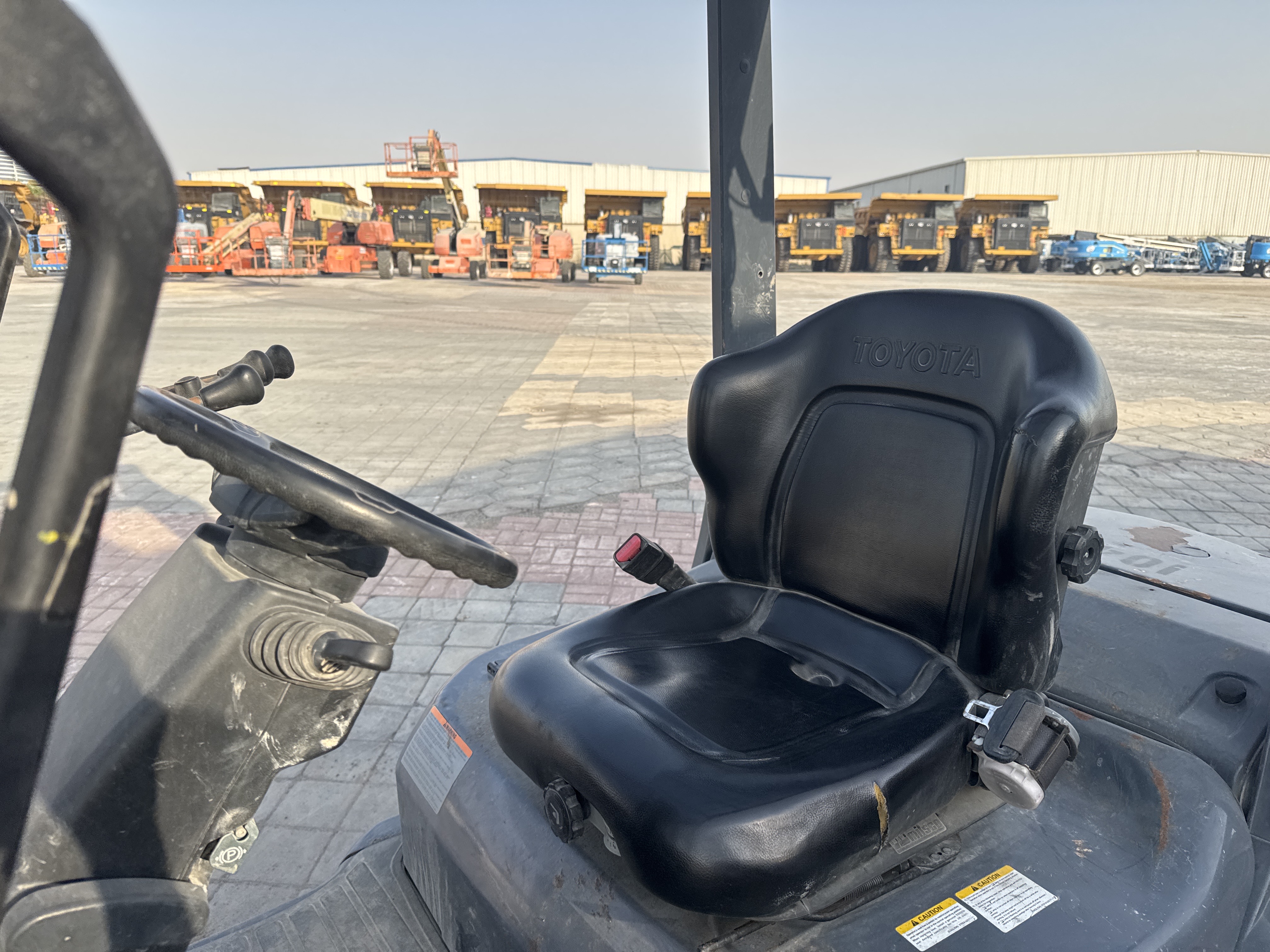 FLM-004-Toyota-8FDU25-Forklifts-inspection-Cabin-Seats/armrests-1