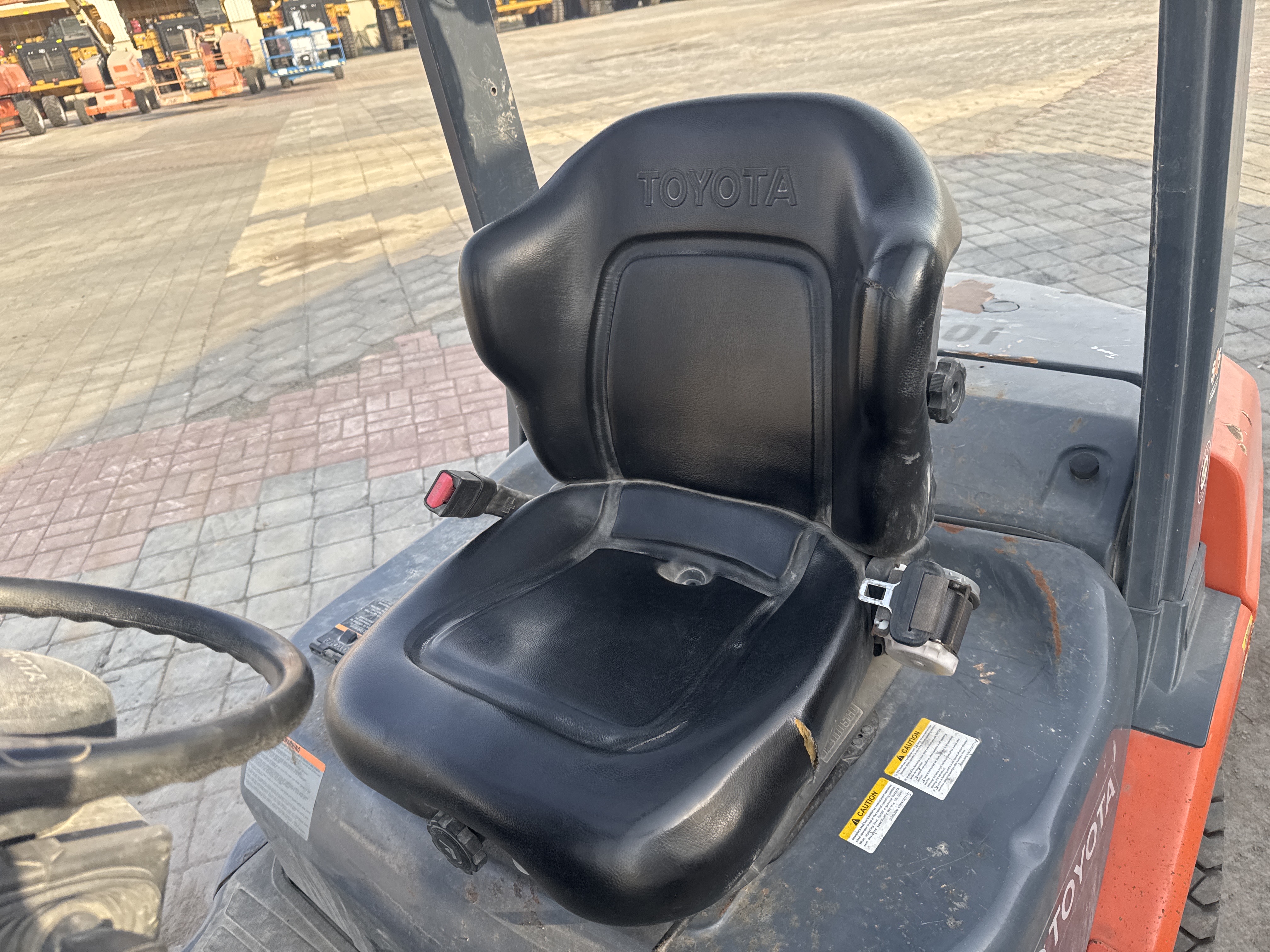 FLM-004-Toyota-8FDU25-Forklifts-inspection-Cabin-Seats/armrests-1