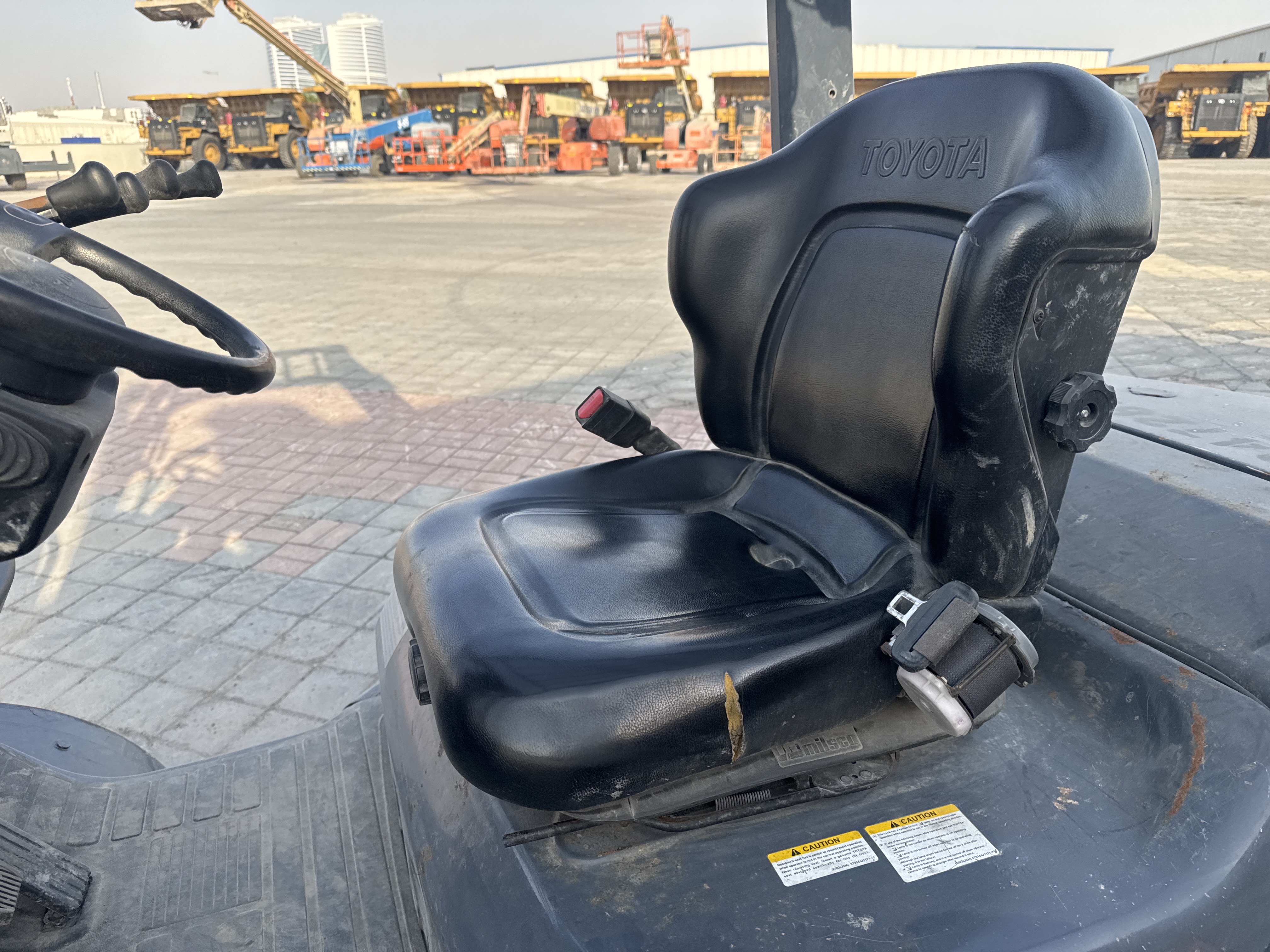 FLM-004-Toyota-8FDU25-Forklifts-inspection-Cabin-Seats/armrests-1