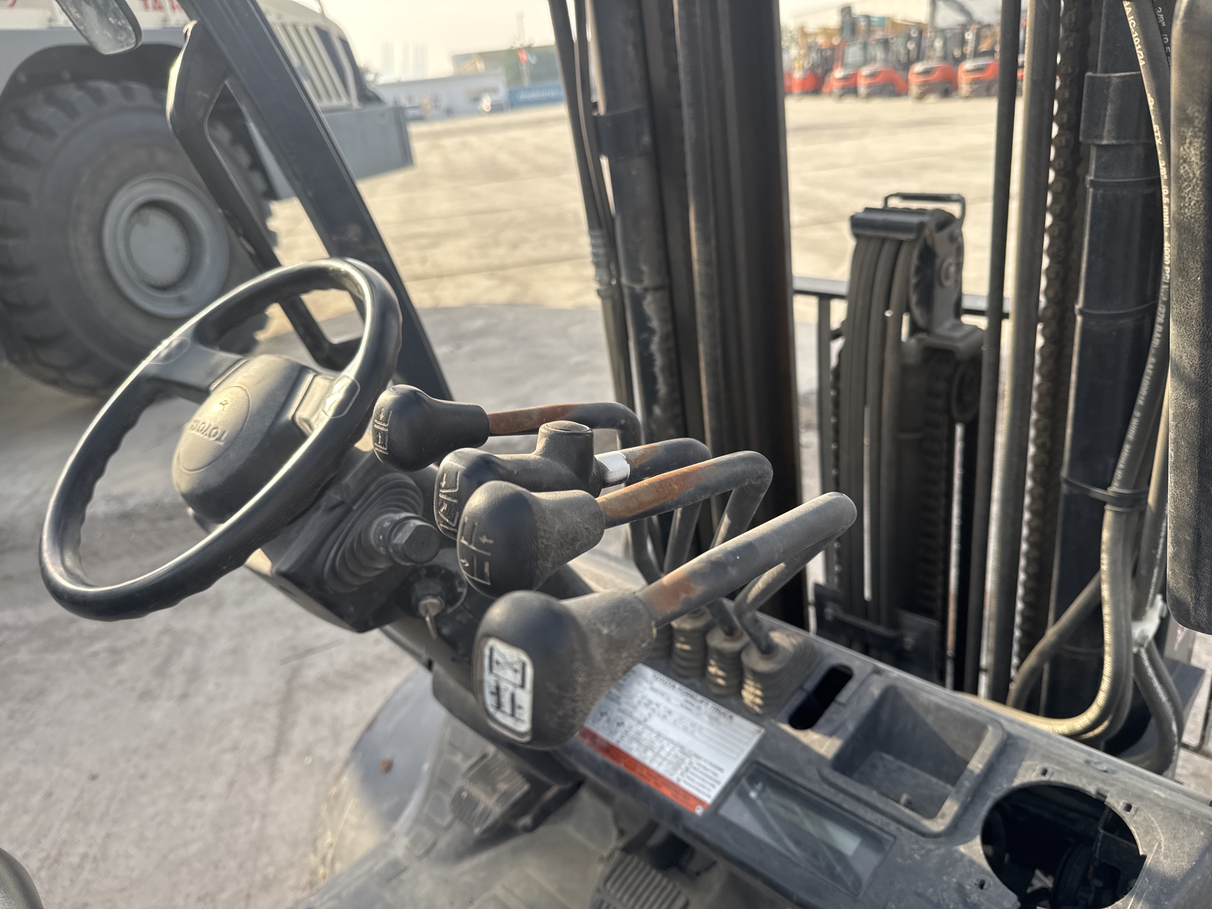 FLM-004-Toyota-8FDU25-Forklifts-inspection-Cabin-Joysticks-1
