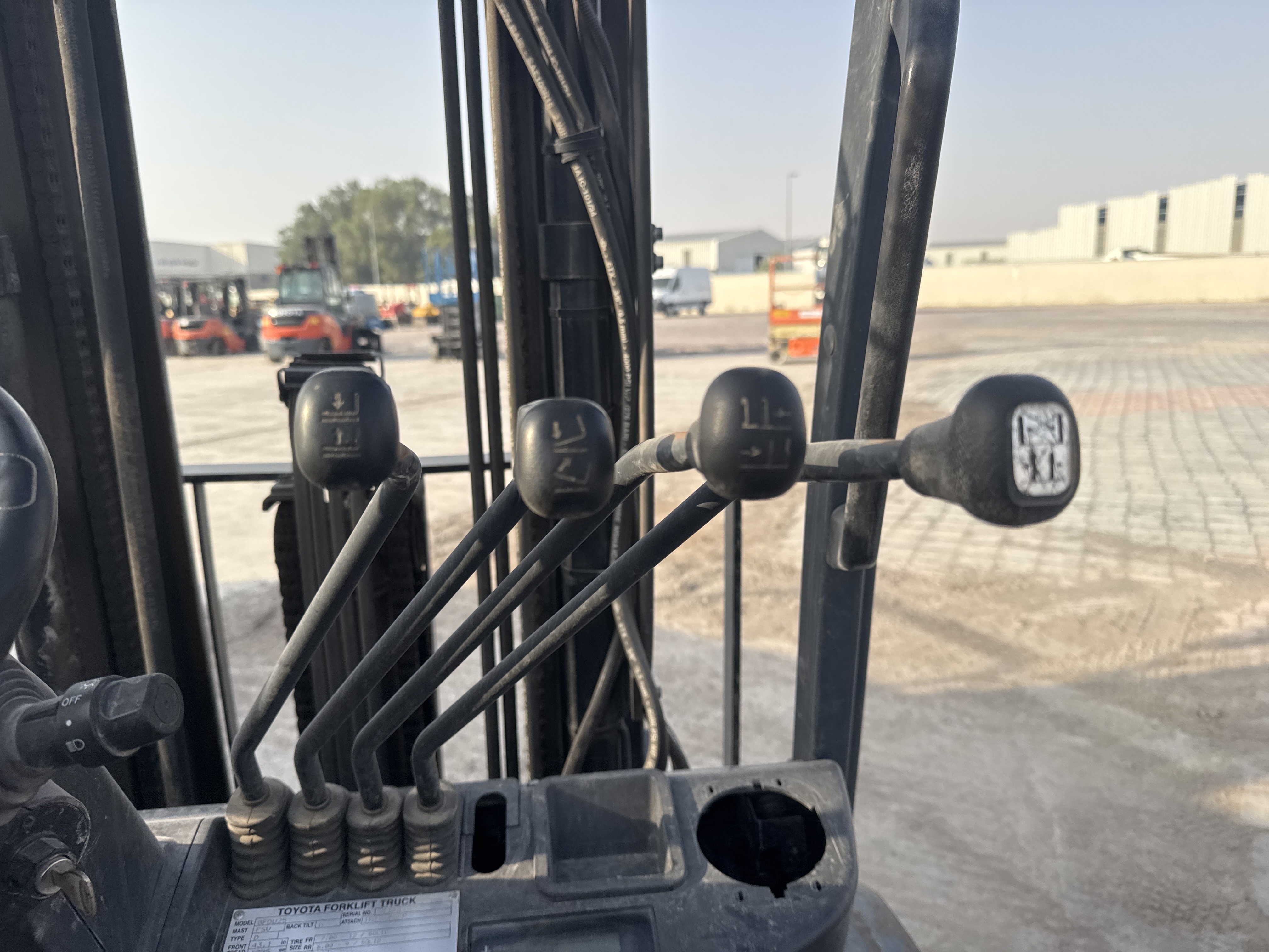 FLM-004-Toyota-8FDU25-Forklifts-inspection-Cabin-Joysticks-1