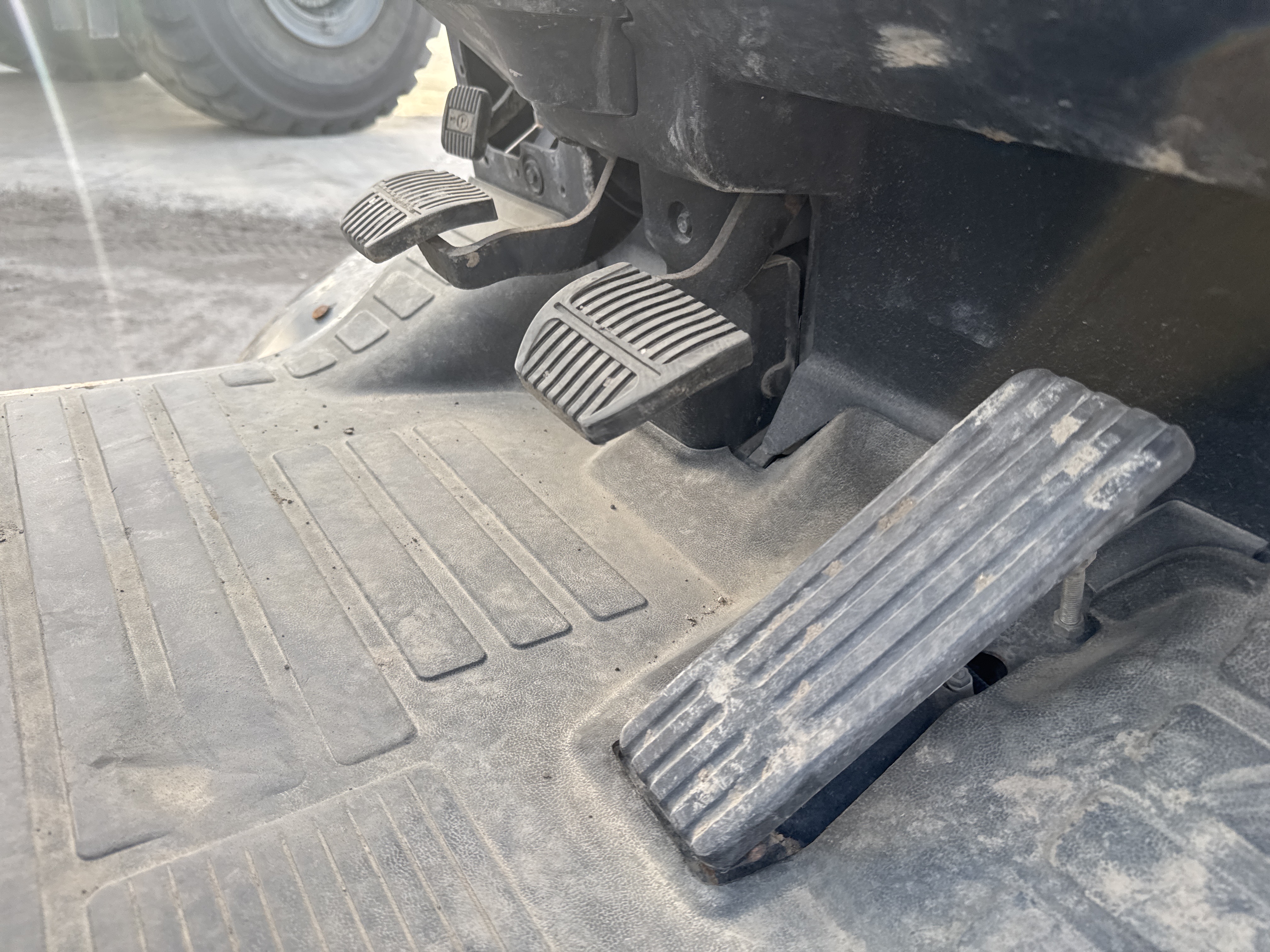 FLM-004-Toyota-8FDU25-Forklifts-inspection-Cabin-Pedals-1