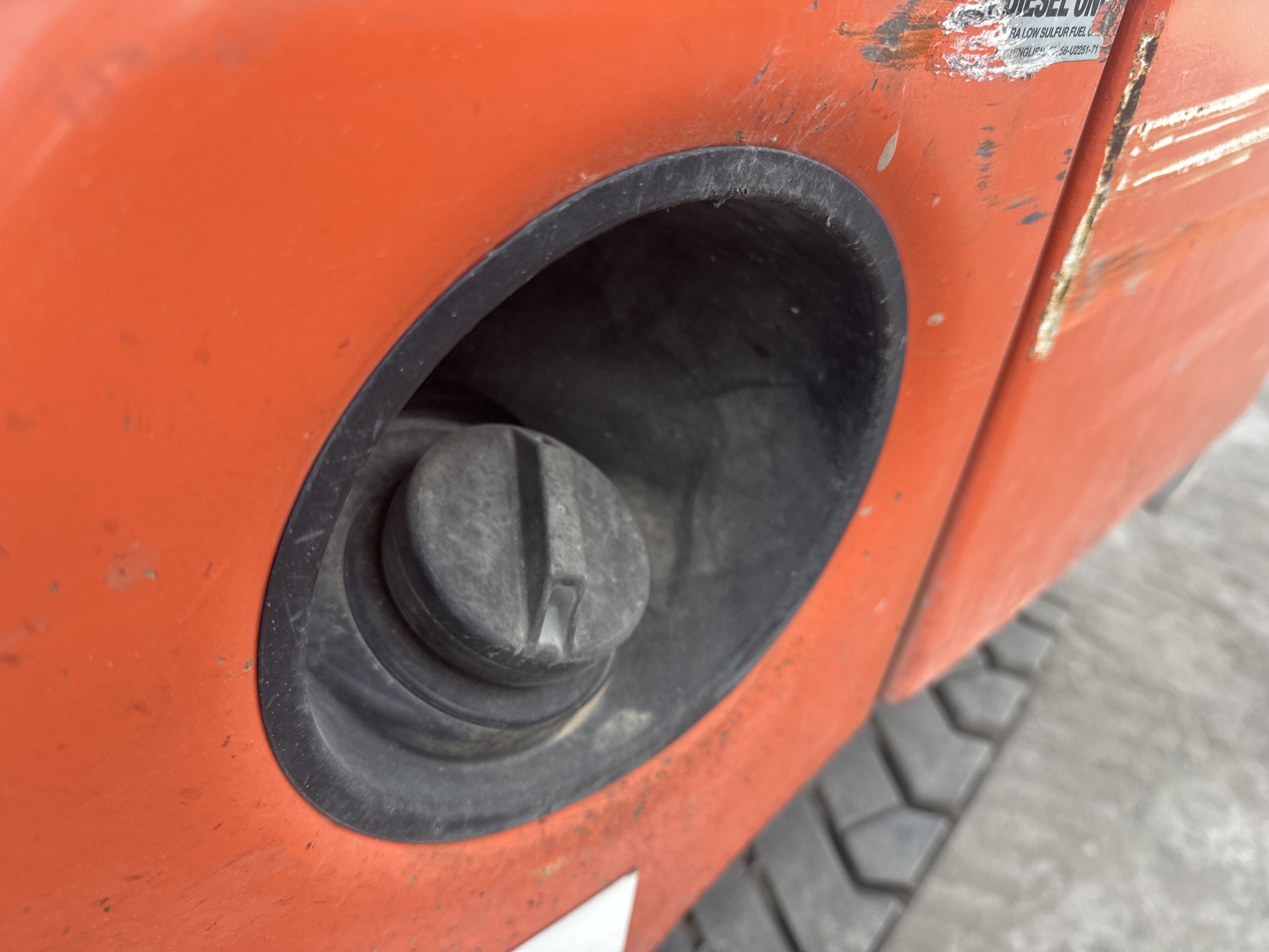 FLM-004-Toyota-8FDU25-Forklifts-inspection-Engine-Fuel-tank-1