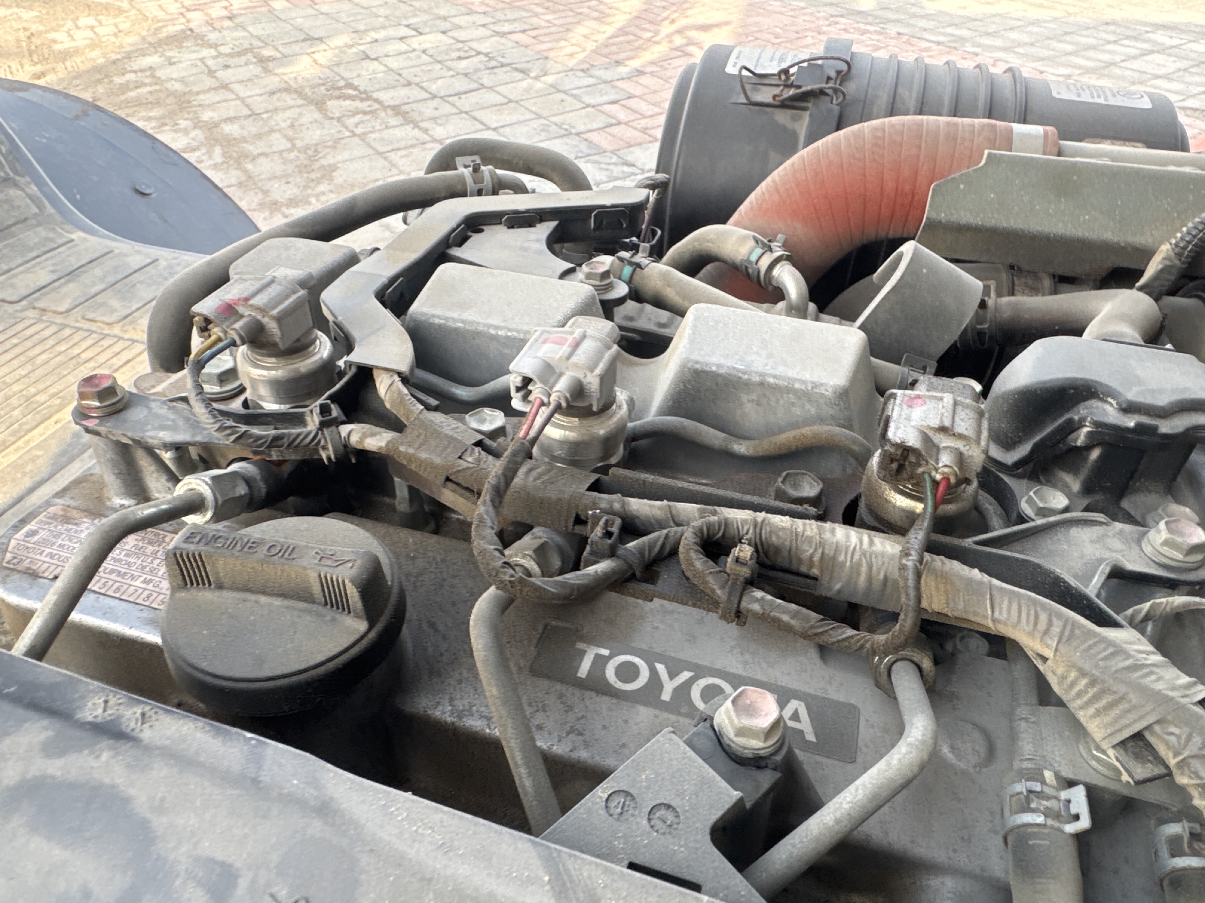 FLM-004-Toyota-8FDU25-Forklifts-inspection-Engine-Fuel-leaks-1