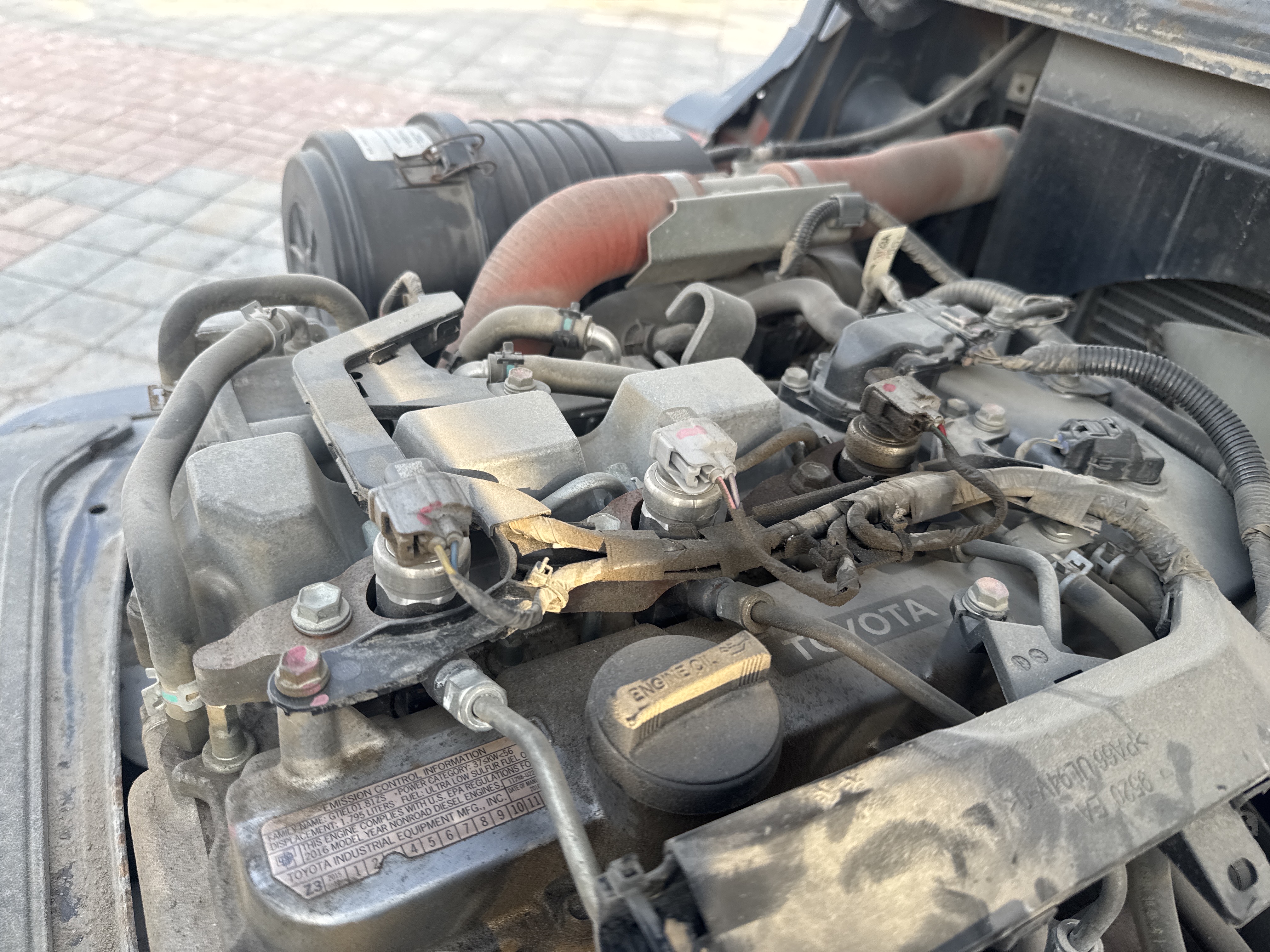FLM-004-Toyota-8FDU25-Forklifts-inspection-Engine-Engine-oil-leaks-1