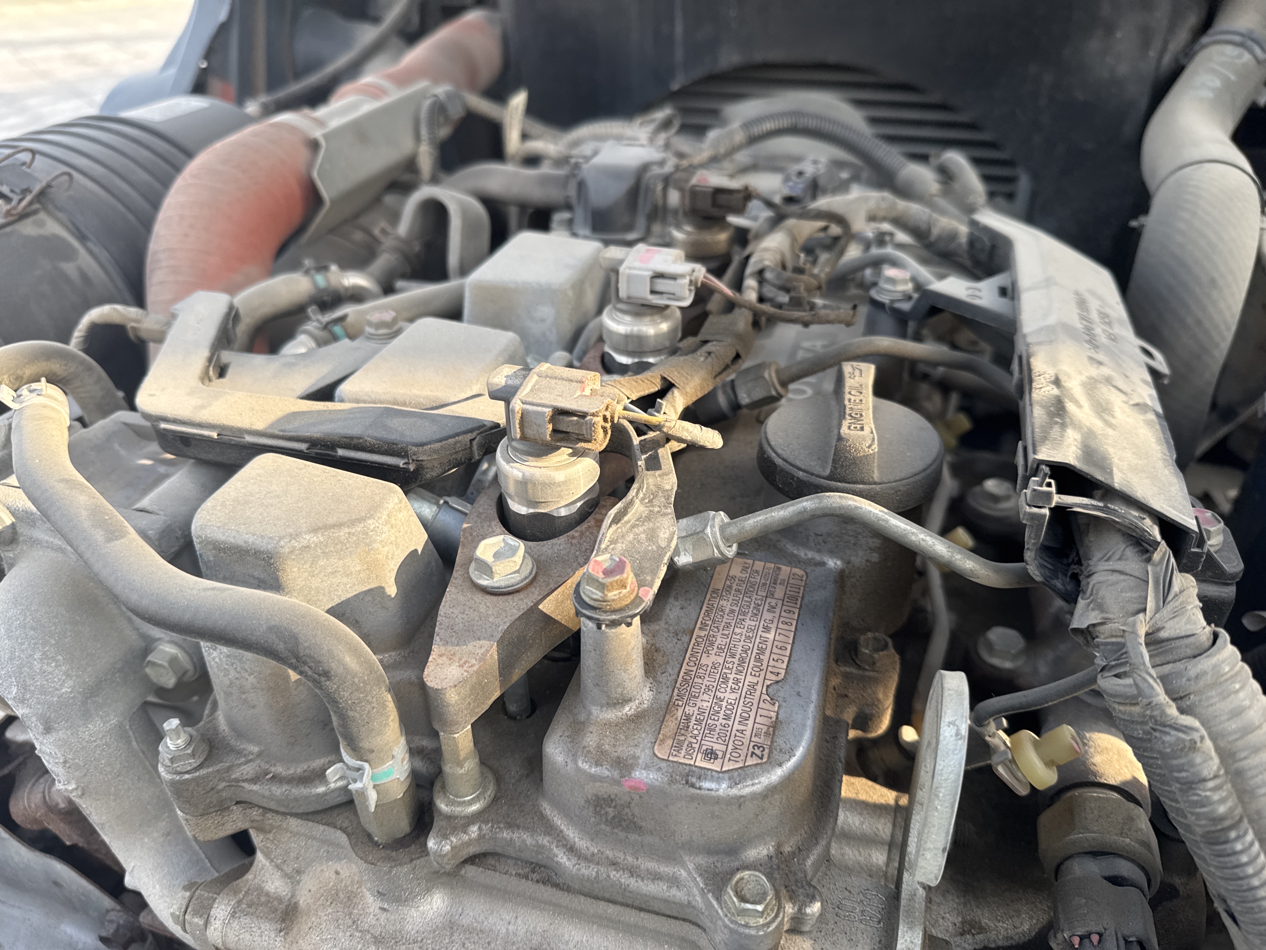 FLM-004-Toyota-8FDU25-Forklifts-inspection-Engine-Engine-oil-leaks-1