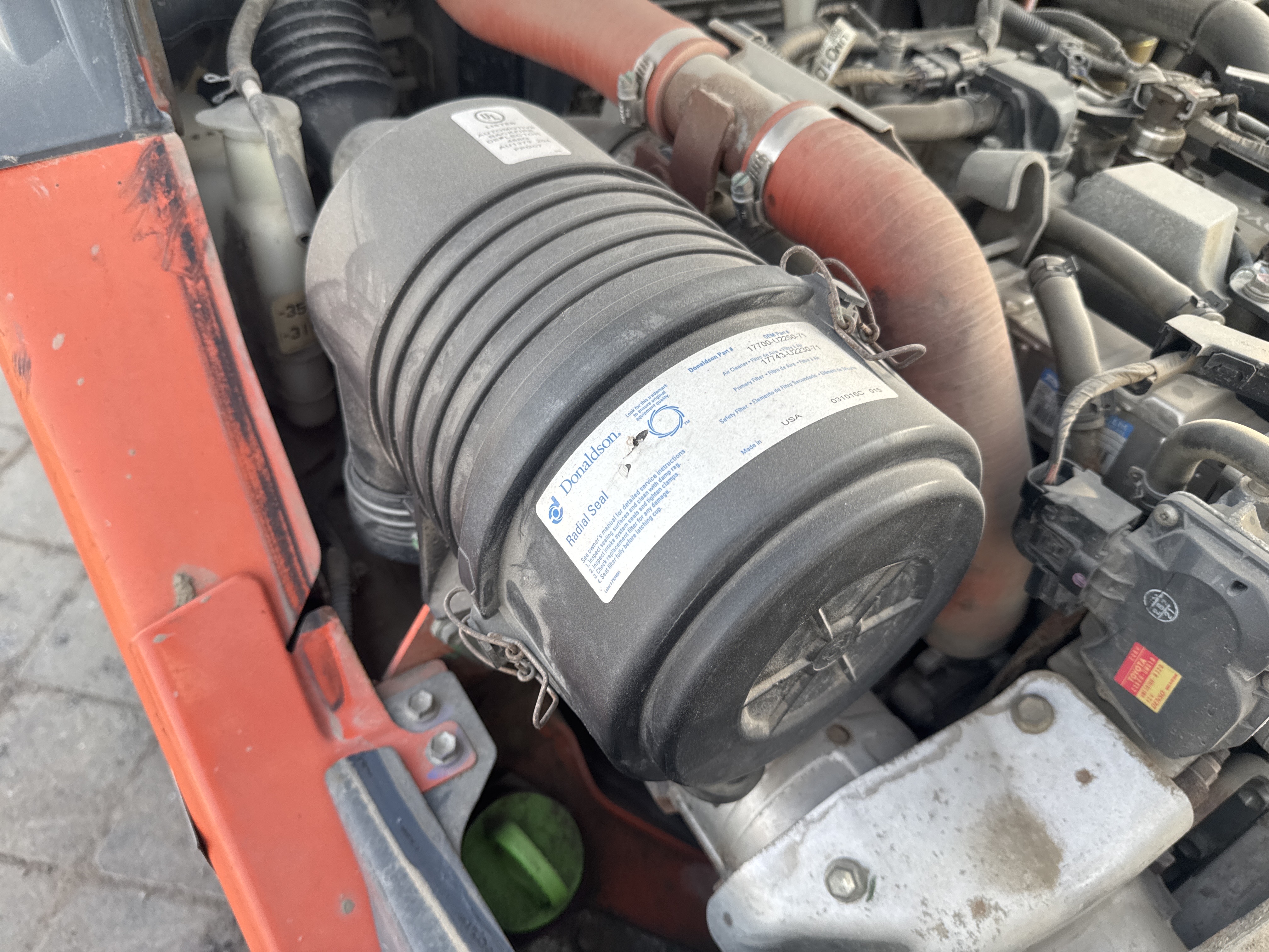 FLM-004-Toyota-8FDU25-Forklifts-inspection-Engine-Air-intake-system-1
