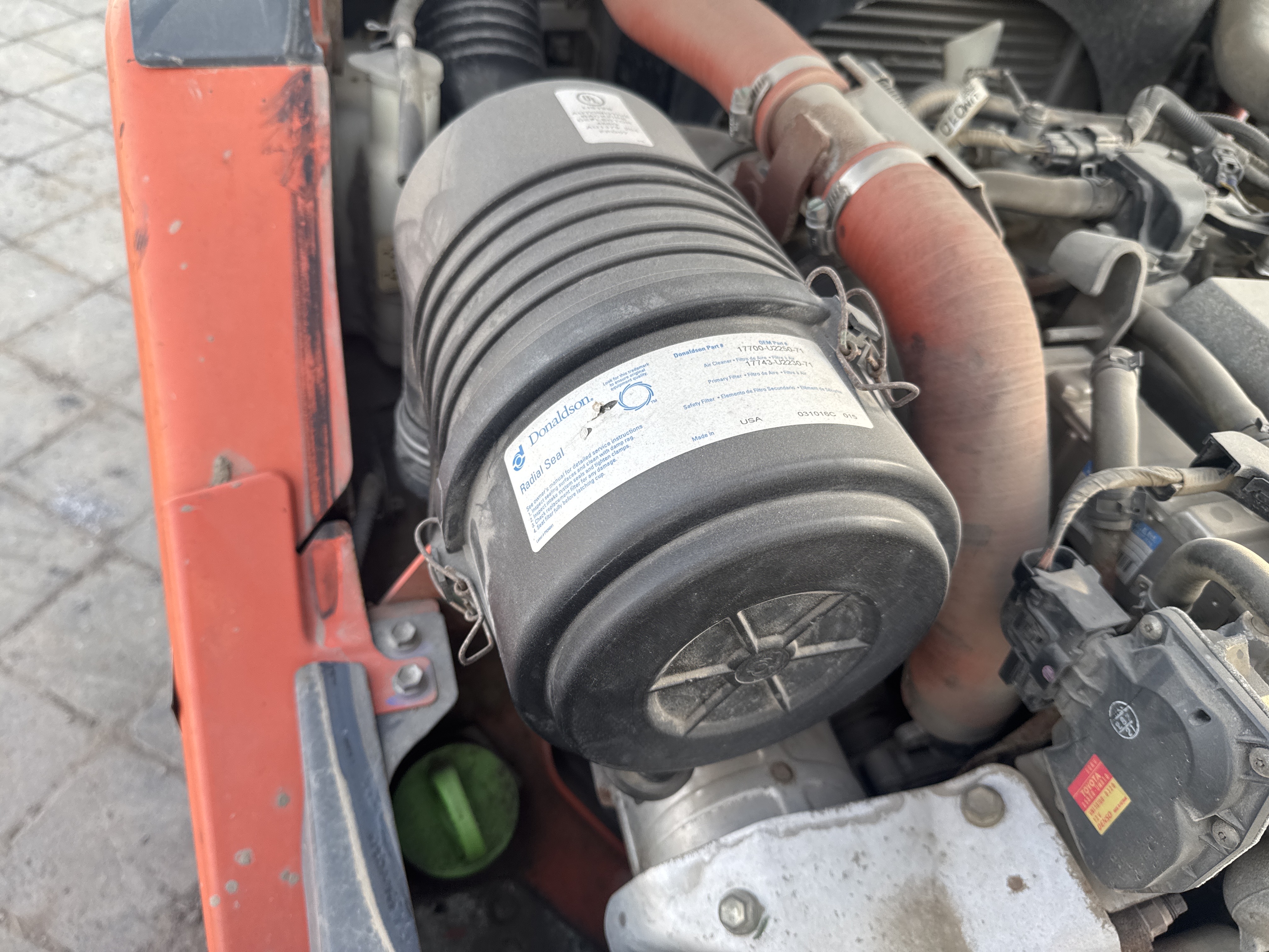 FLM-004-Toyota-8FDU25-Forklifts-inspection-Engine-Air-intake-system-1