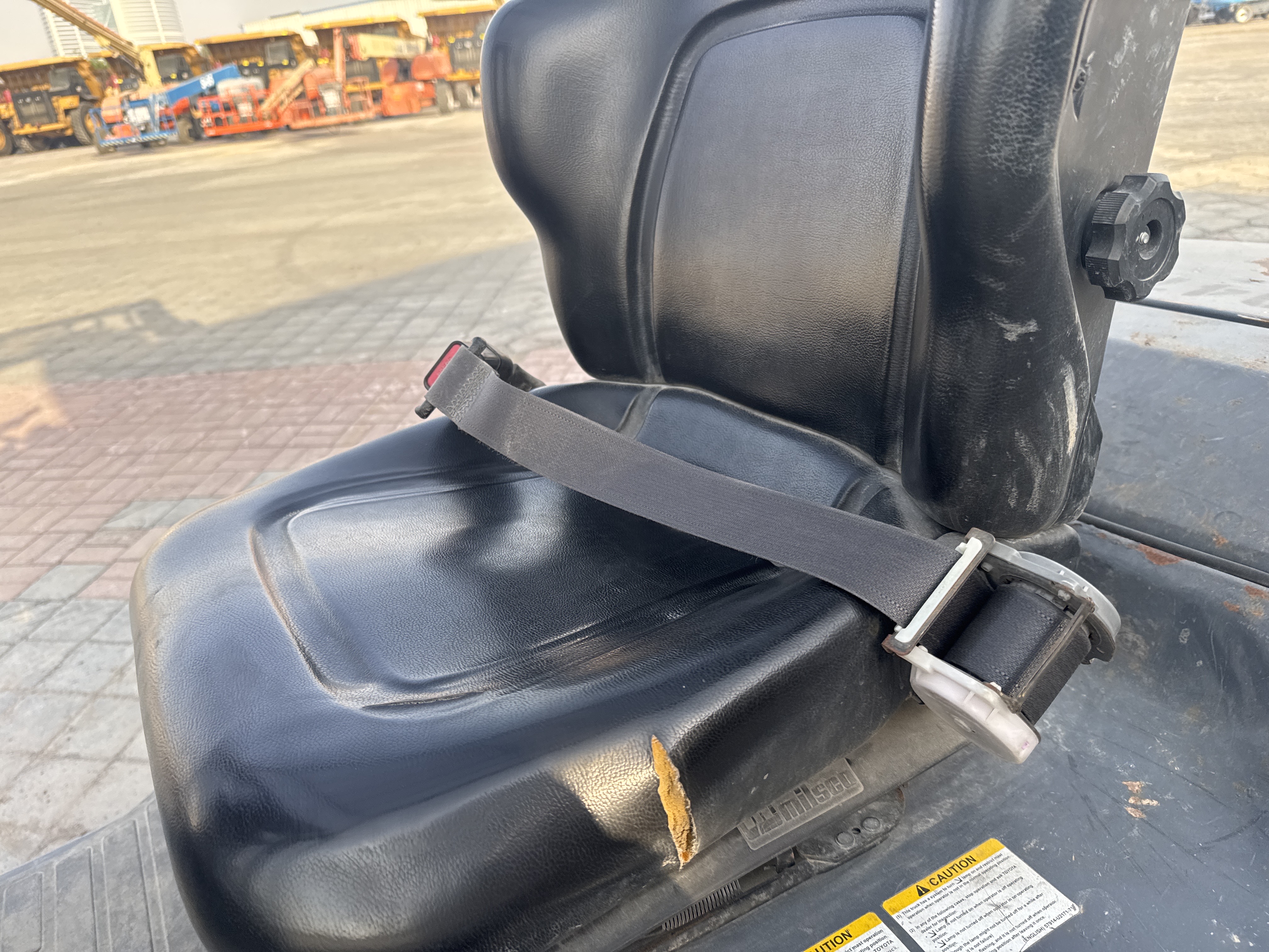 FLM-004-Toyota-8FDU25-Forklifts-inspection-Safety-Seat-belts-1