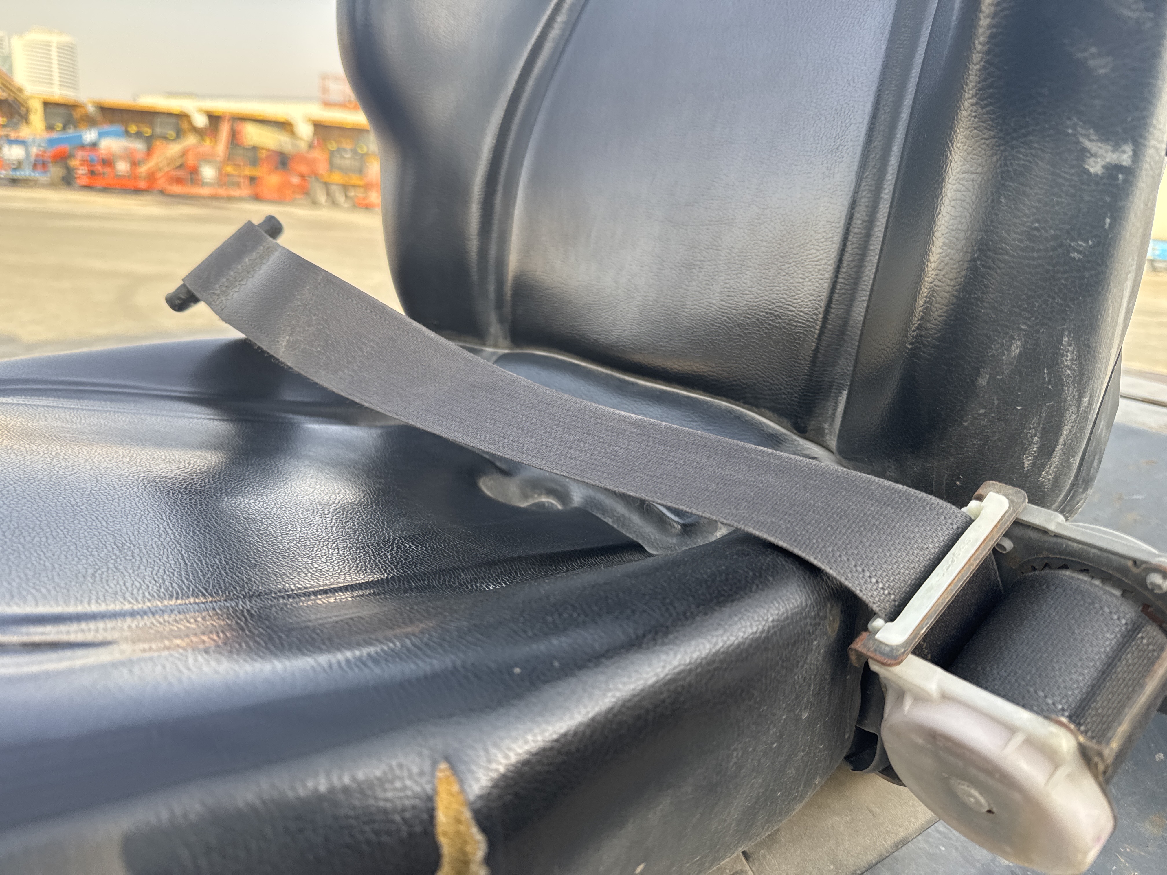 FLM-004-Toyota-8FDU25-Forklifts-inspection-Safety-Seat-belts-1