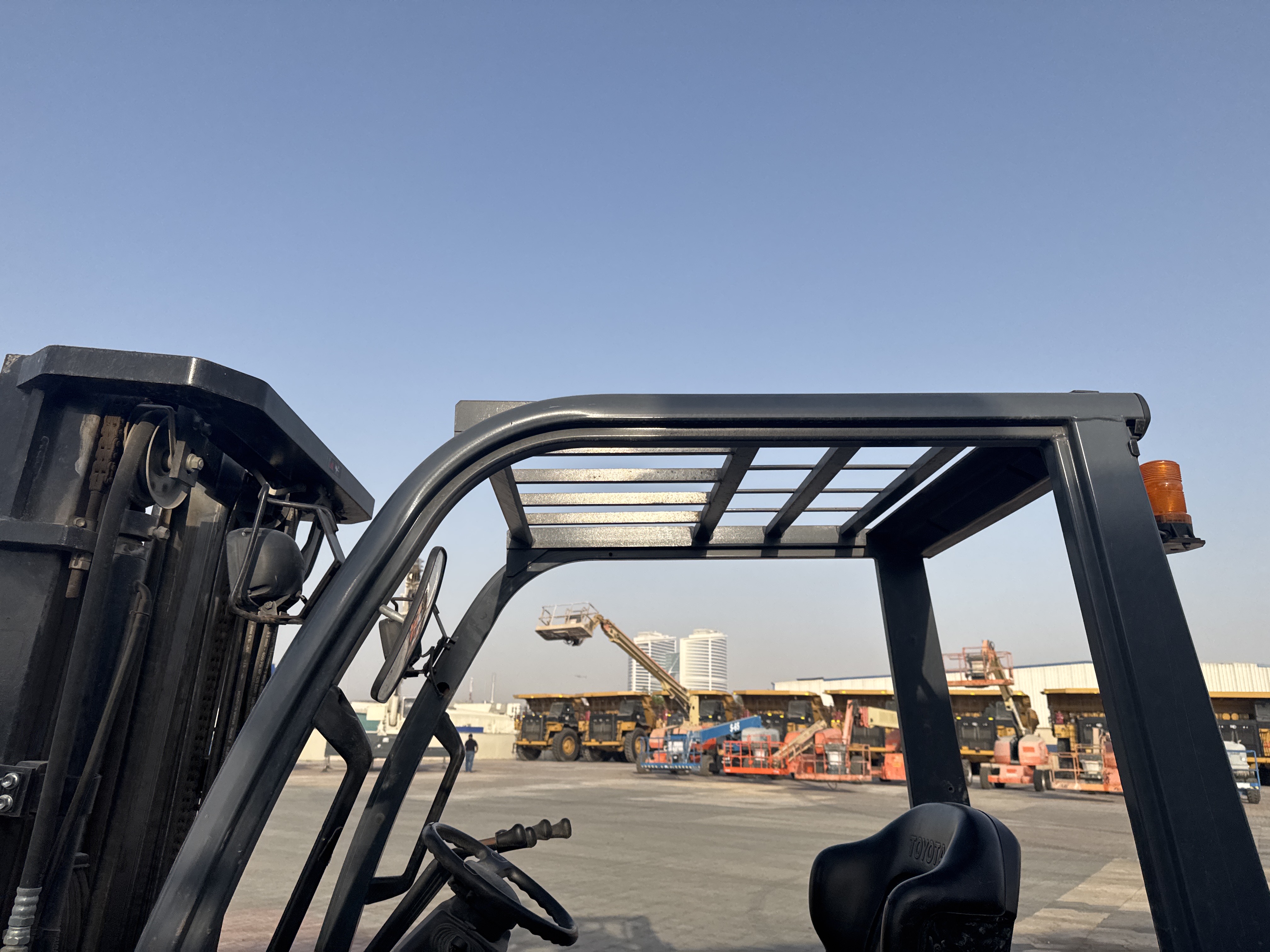 FLM-004-Toyota-8FDU25-Forklifts-inspection-Safety-Rollover-protective-structure-(ROPS-/-FOPS)-1