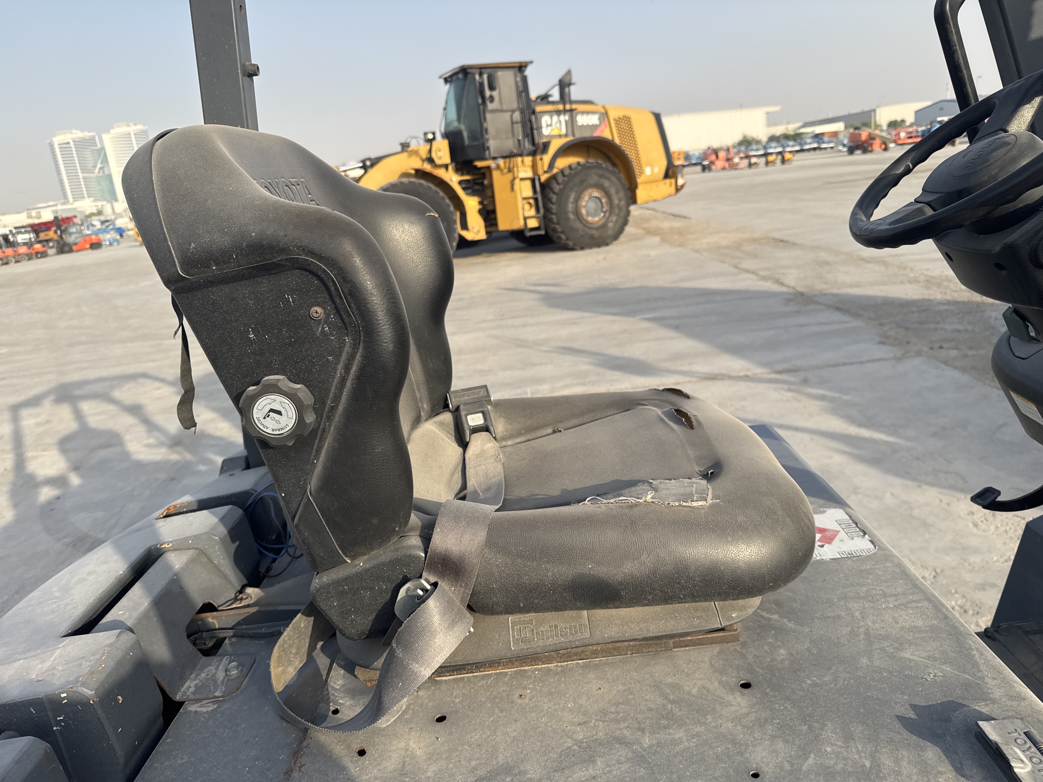 FLM-002-Toyota-8FBCU25-Forklifts-inspection-Cabin-Seats/armrests-1