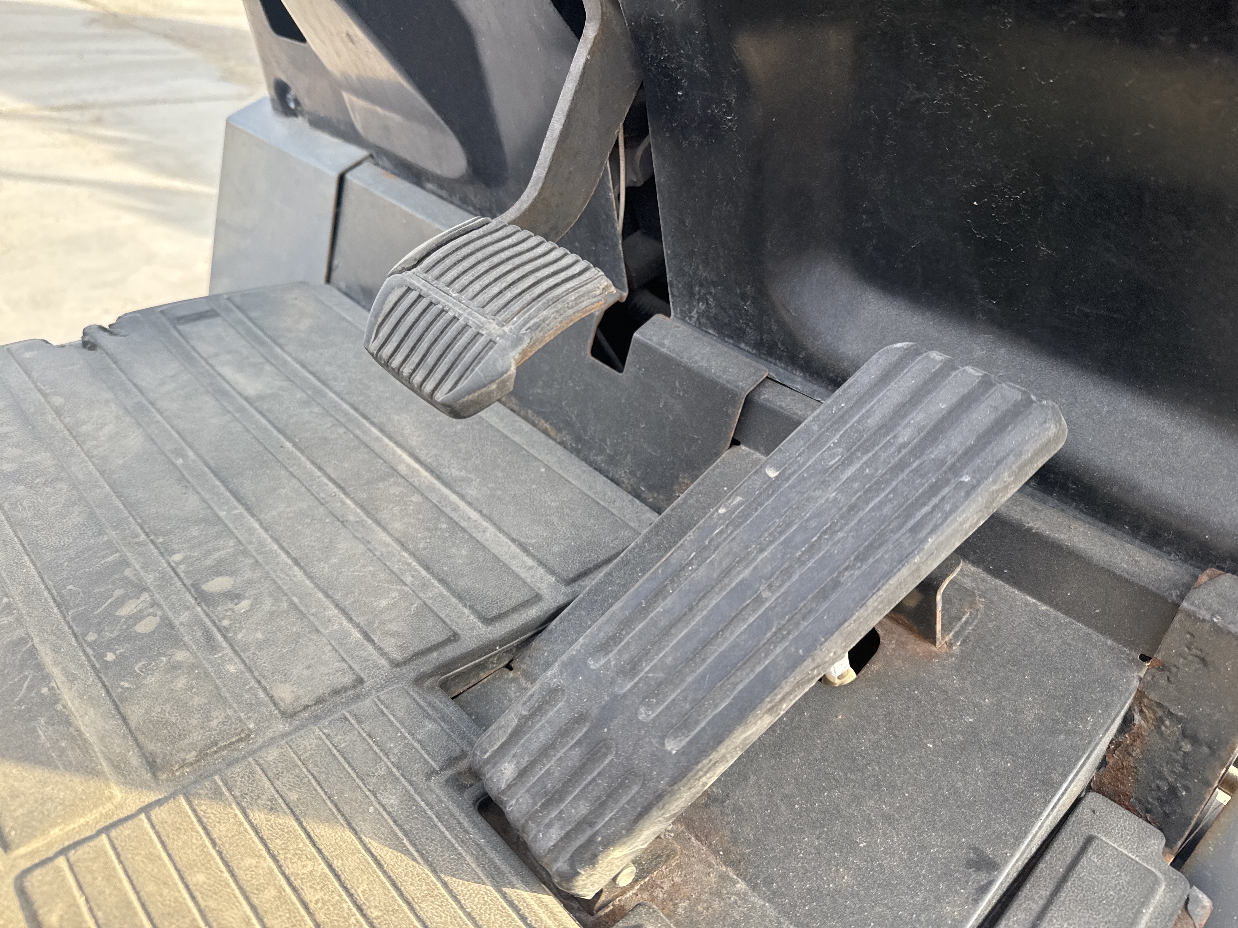 FLM-002-Toyota-8FBCU25-Forklifts-inspection-Cabin-Pedals-1
