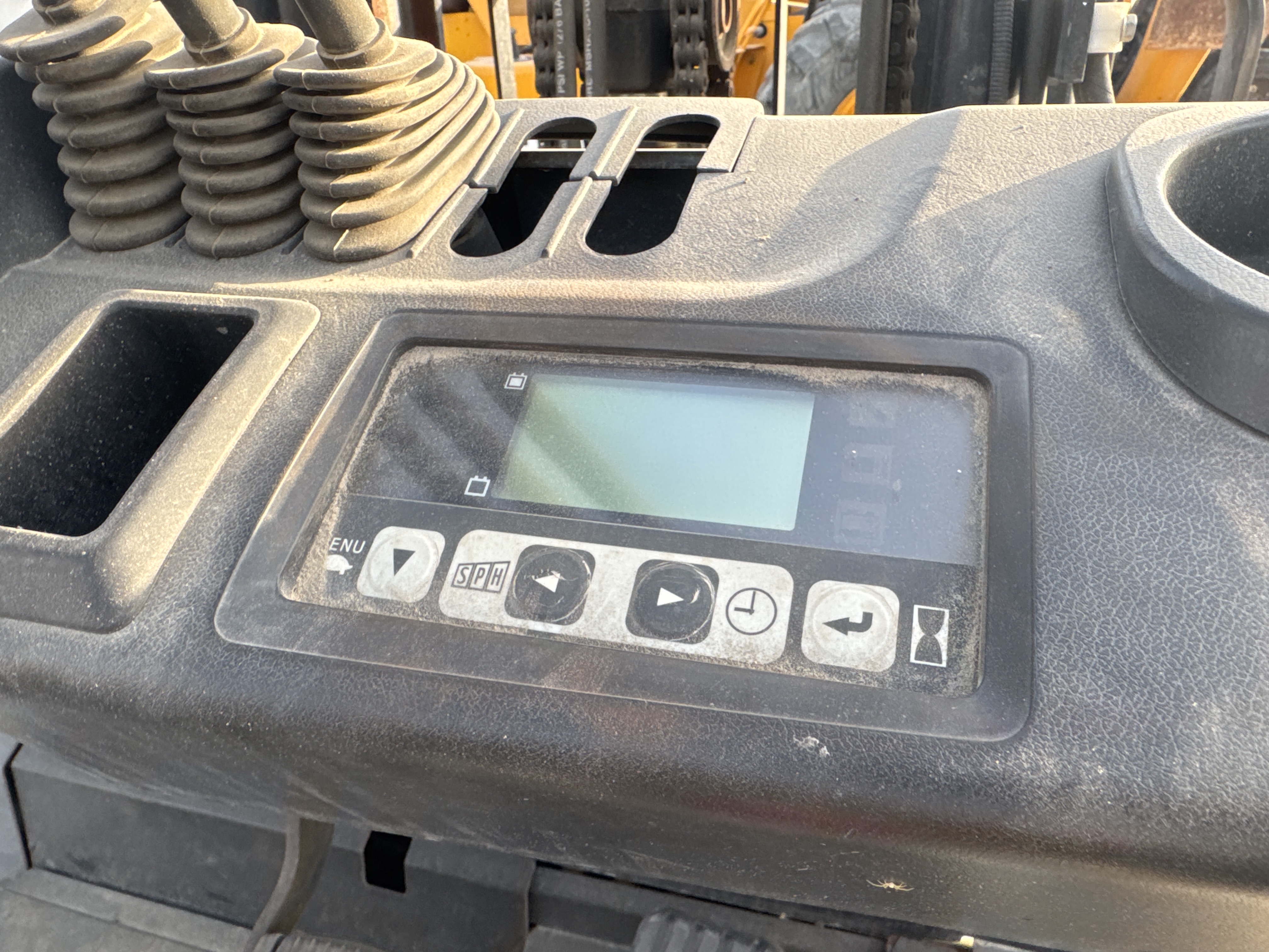 FLM-002-Toyota-8FBCU25-Forklifts-inspection-Cabin-Instrument-cluster-1