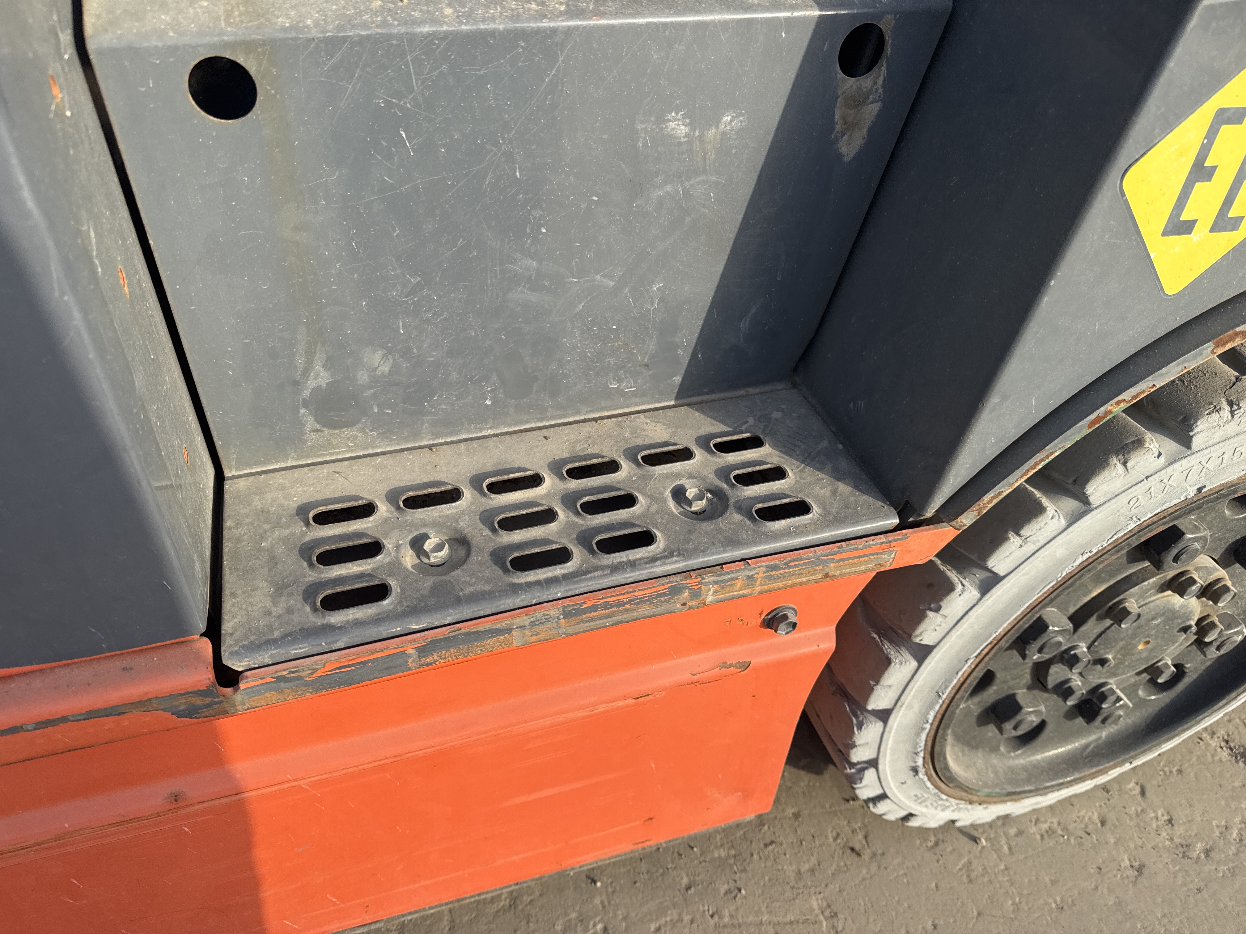 FLM-002-Toyota-8FBCU25-Forklifts-inspection-Structure-Steps/ladders-1