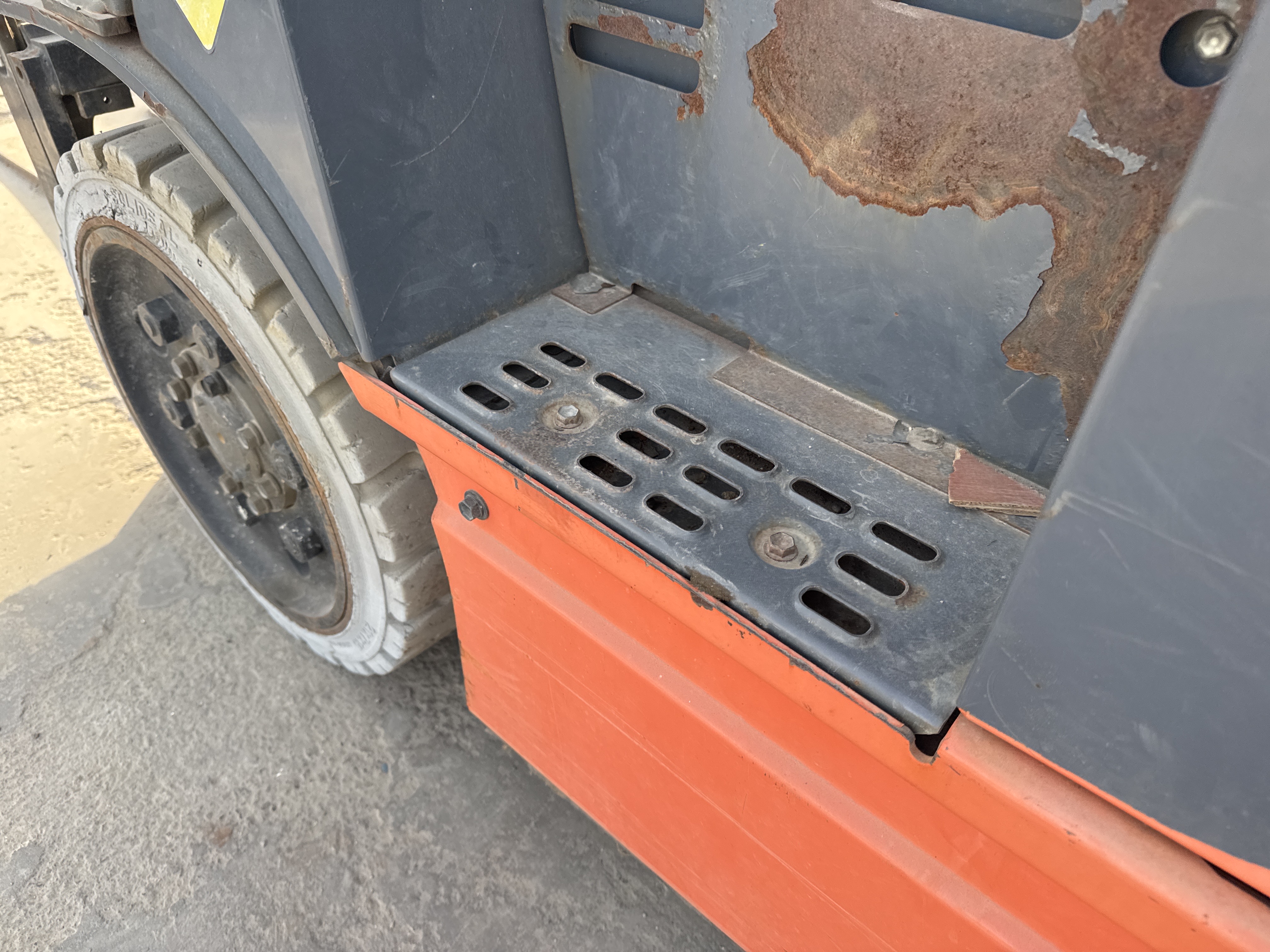 FLM-002-Toyota-8FBCU25-Forklifts-inspection-Structure-Steps/ladders-1