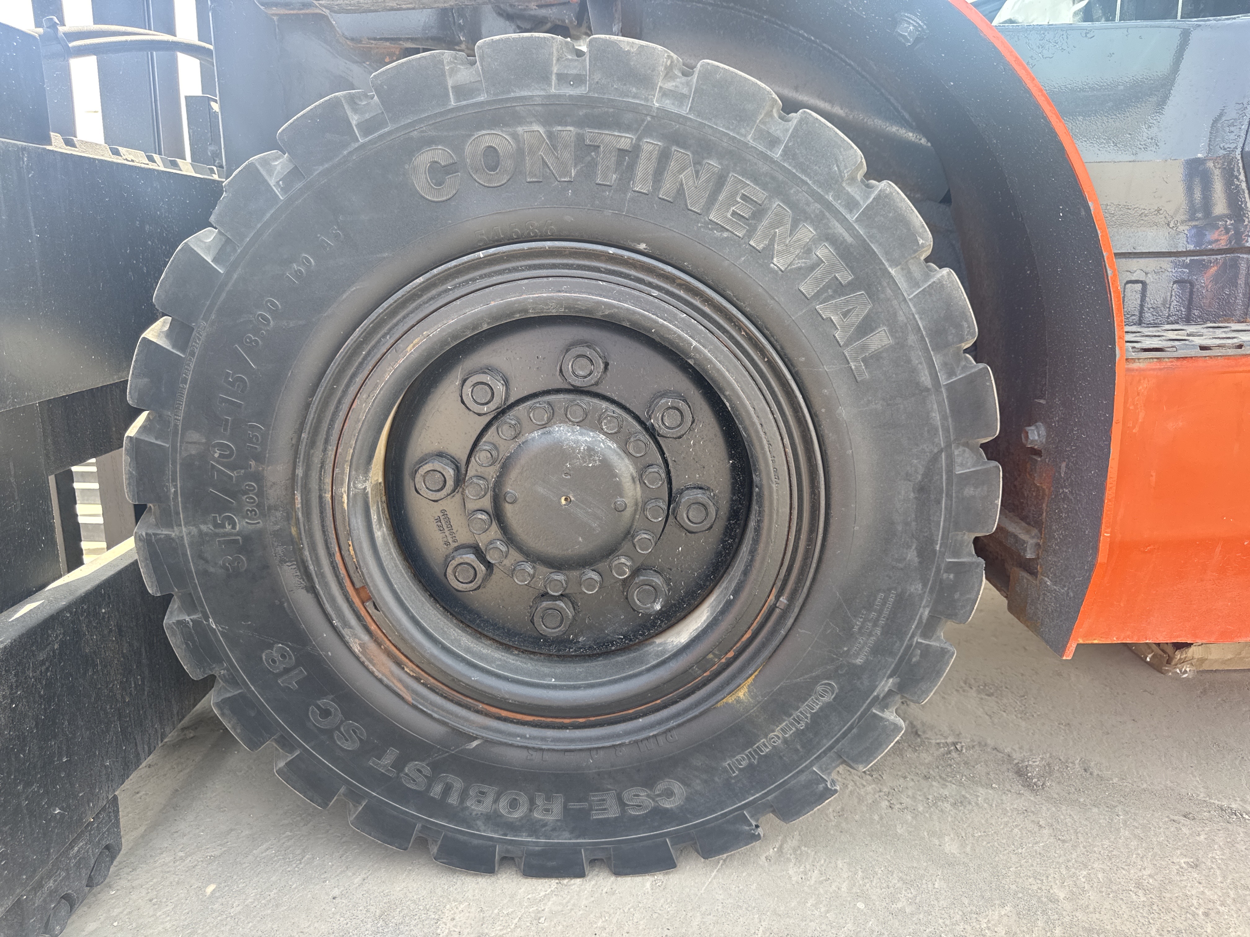 FLM-024-Toyota-8FD50U-Forklifts-inspection-Chassis-Left-front-tire-/-wheel-hub---condition-1