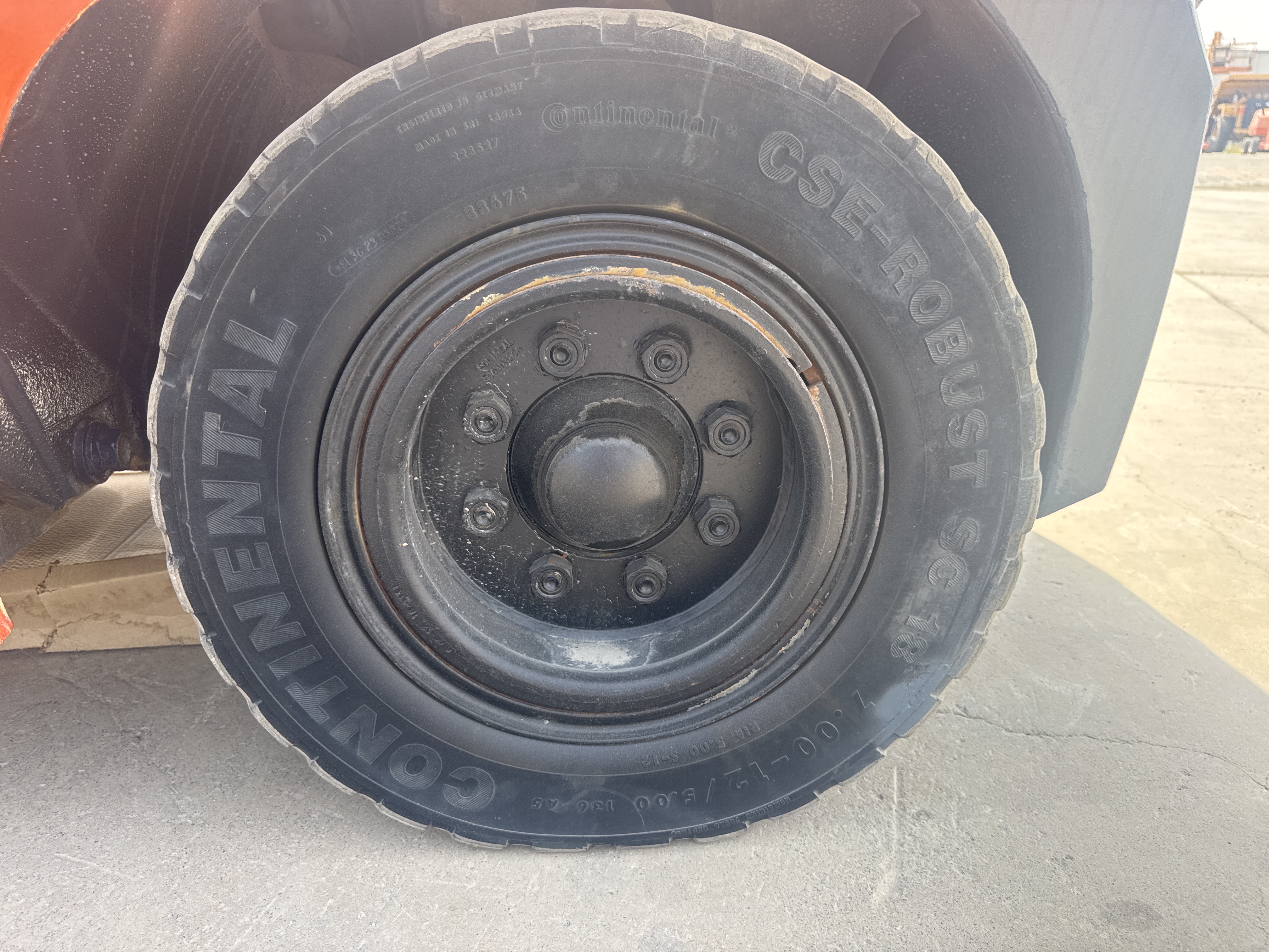FLM-024-Toyota-8FD50U-Forklifts-inspection-Chassis-Left-rear-tire-/-wheel-hub---condition-1