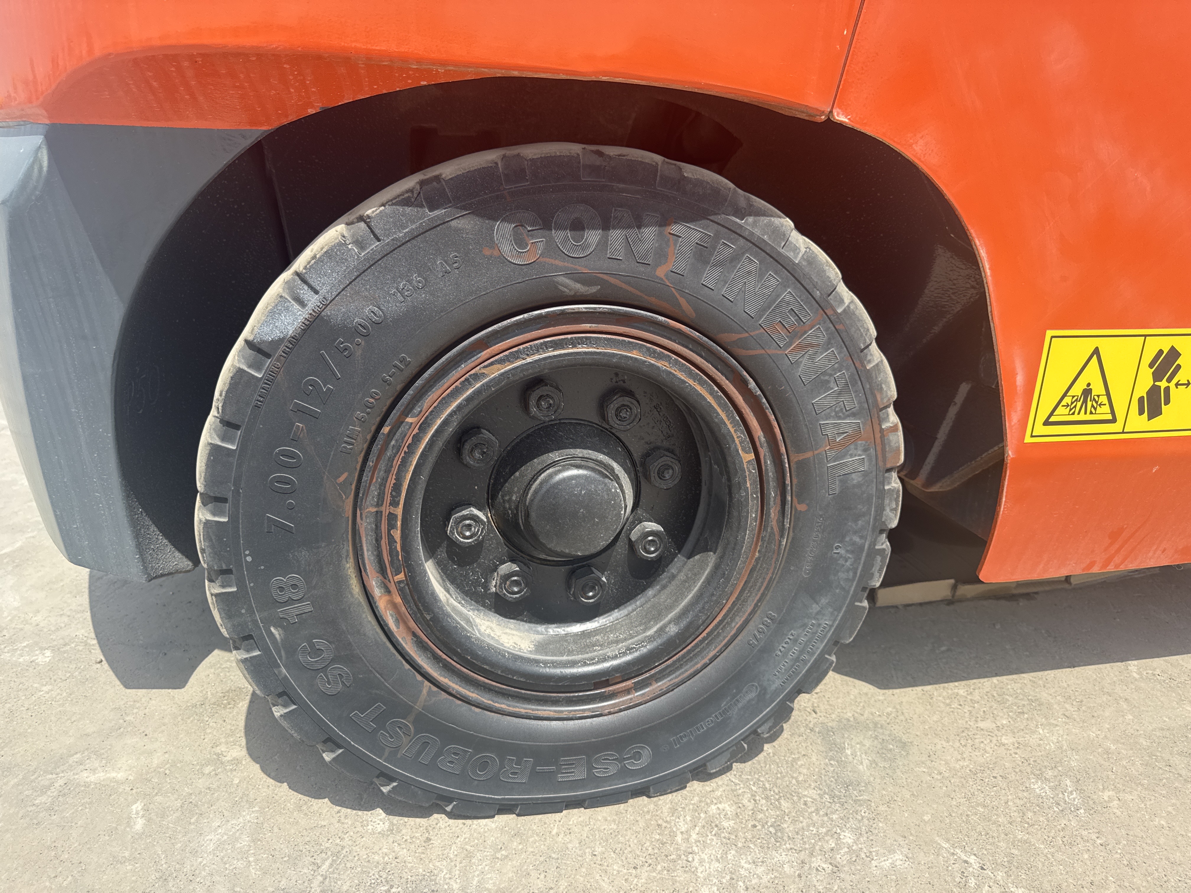 FLM-024-Toyota-8FD50U-Forklifts-inspection-Chassis-Right-rear-tire-/-wheel-hub---condition-1