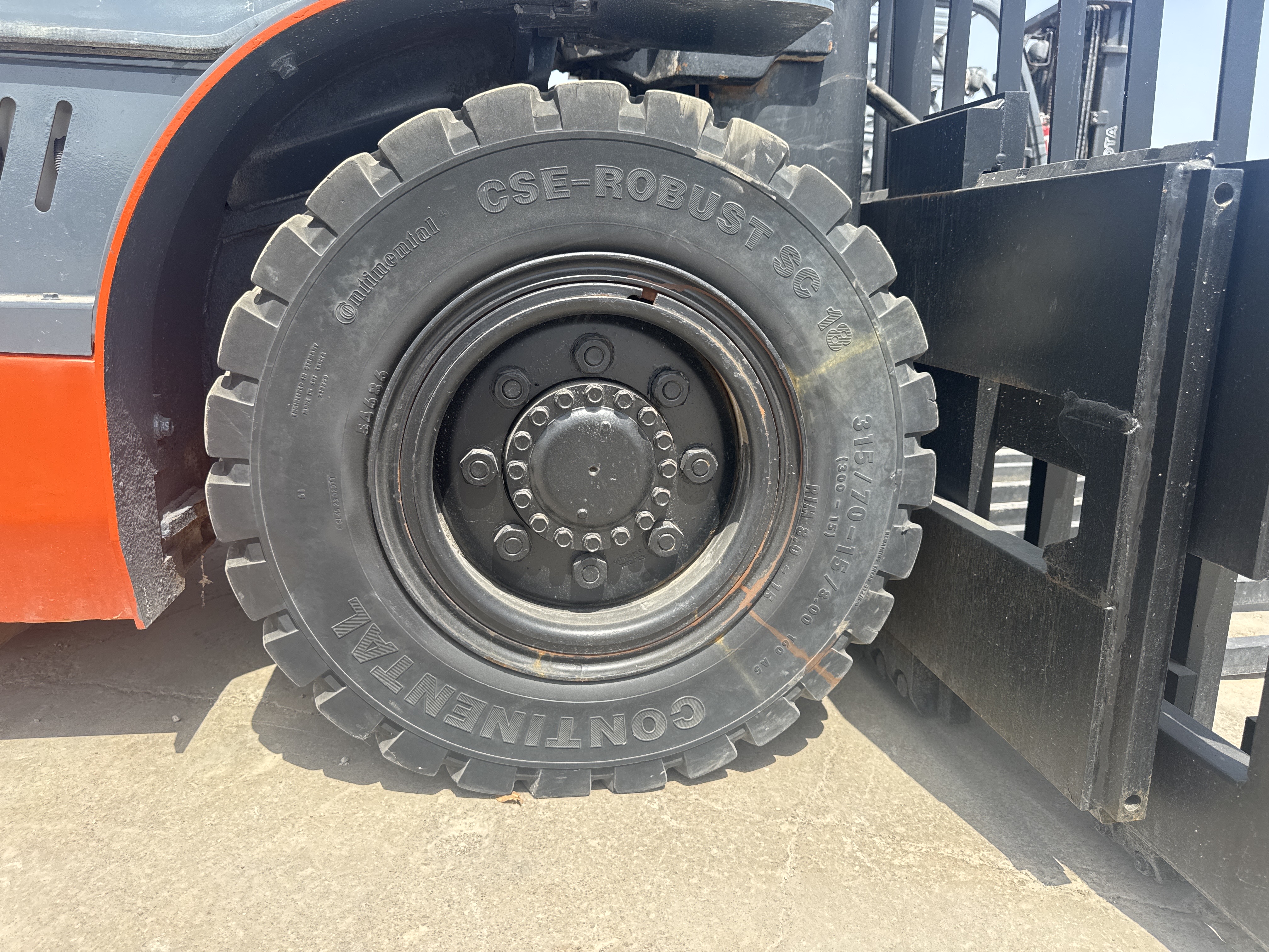FLM-024-Toyota-8FD50U-Forklifts-inspection-Chassis-Right-front-tire-/-wheel-hub---condition-1