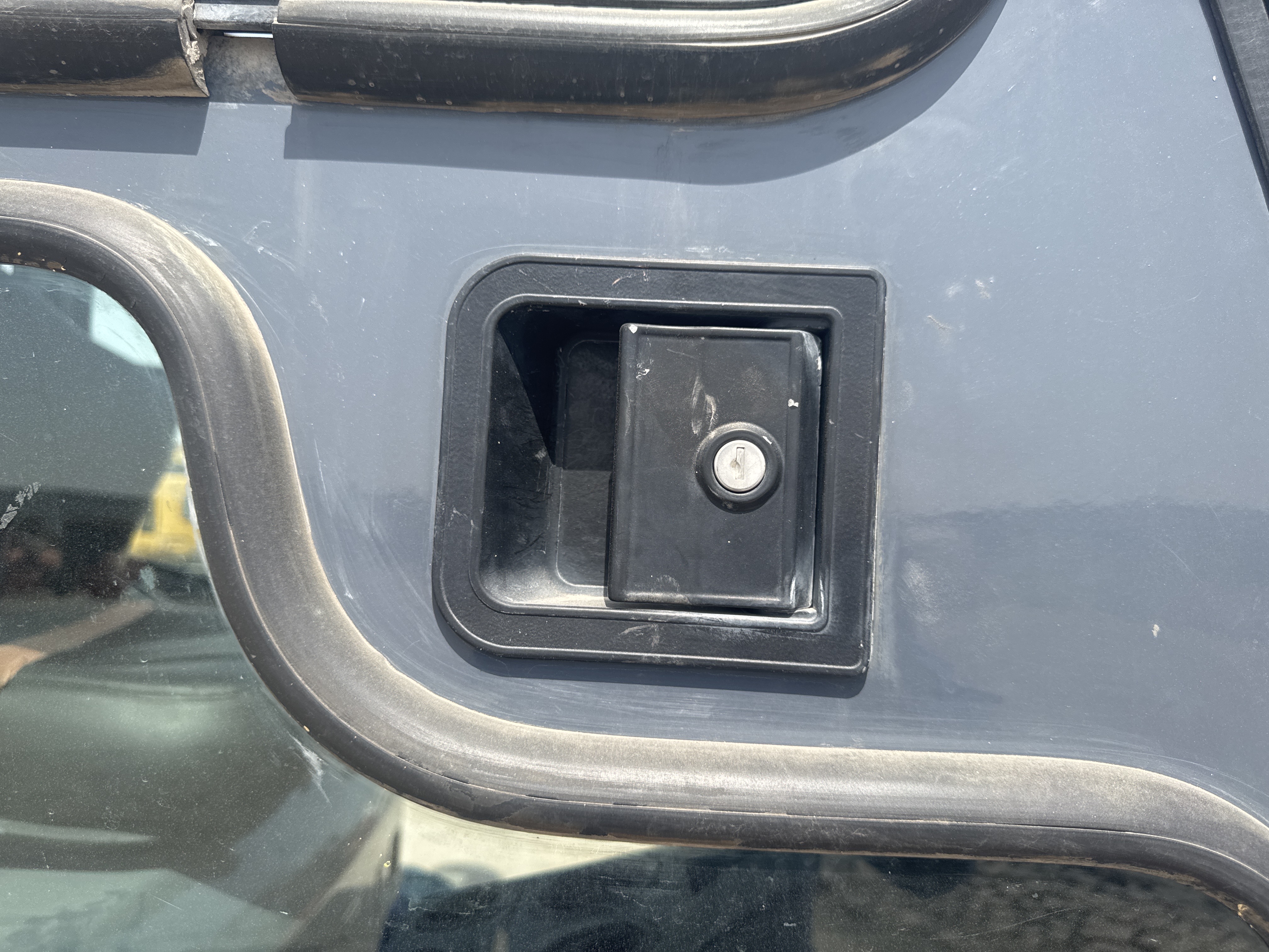 FLM-024-Toyota-8FD50U-Forklifts-inspection-Cabin-Door-handles-1