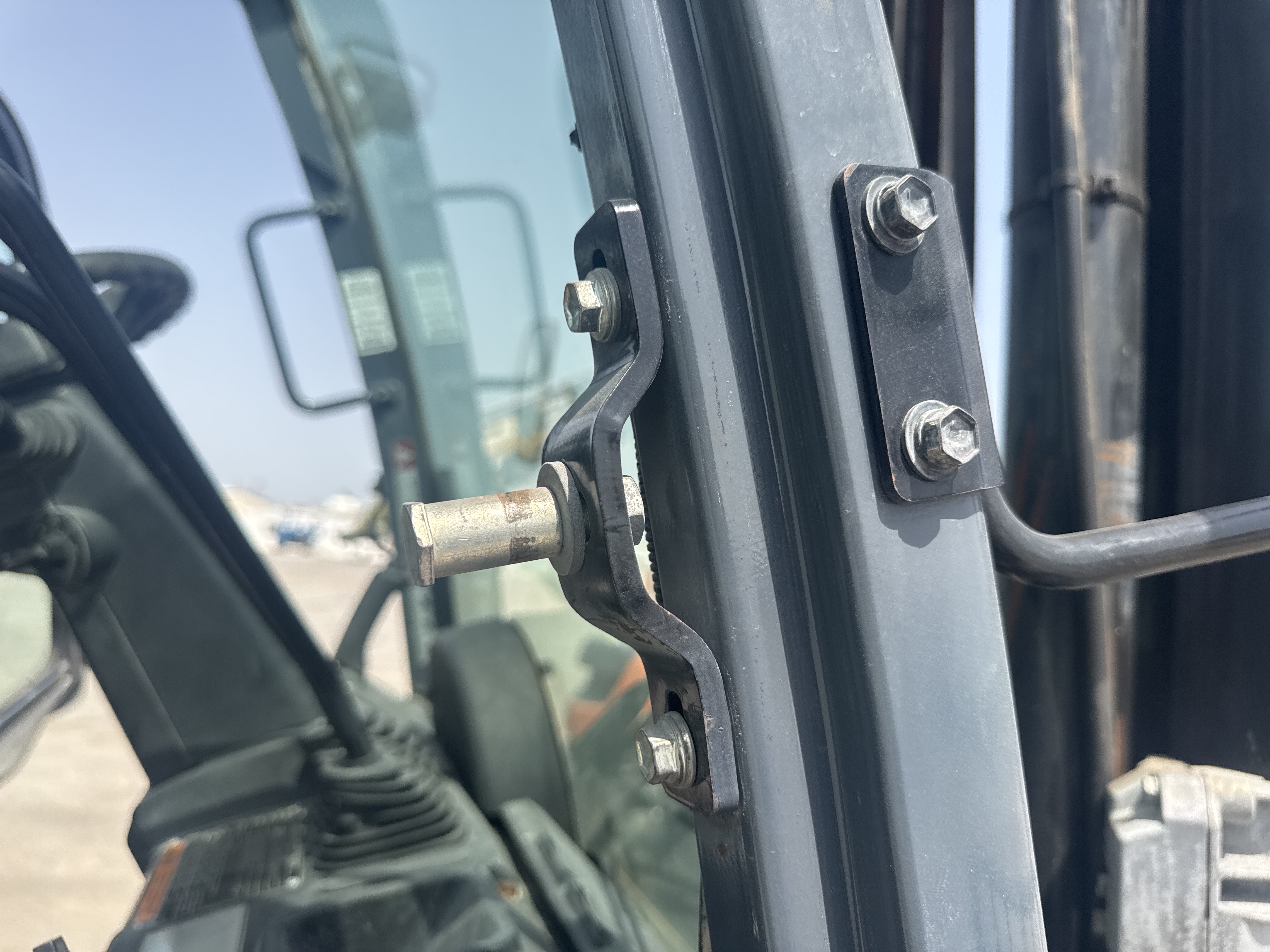FLM-024-Toyota-8FD50U-Forklifts-inspection-Cabin-Door-handles-1