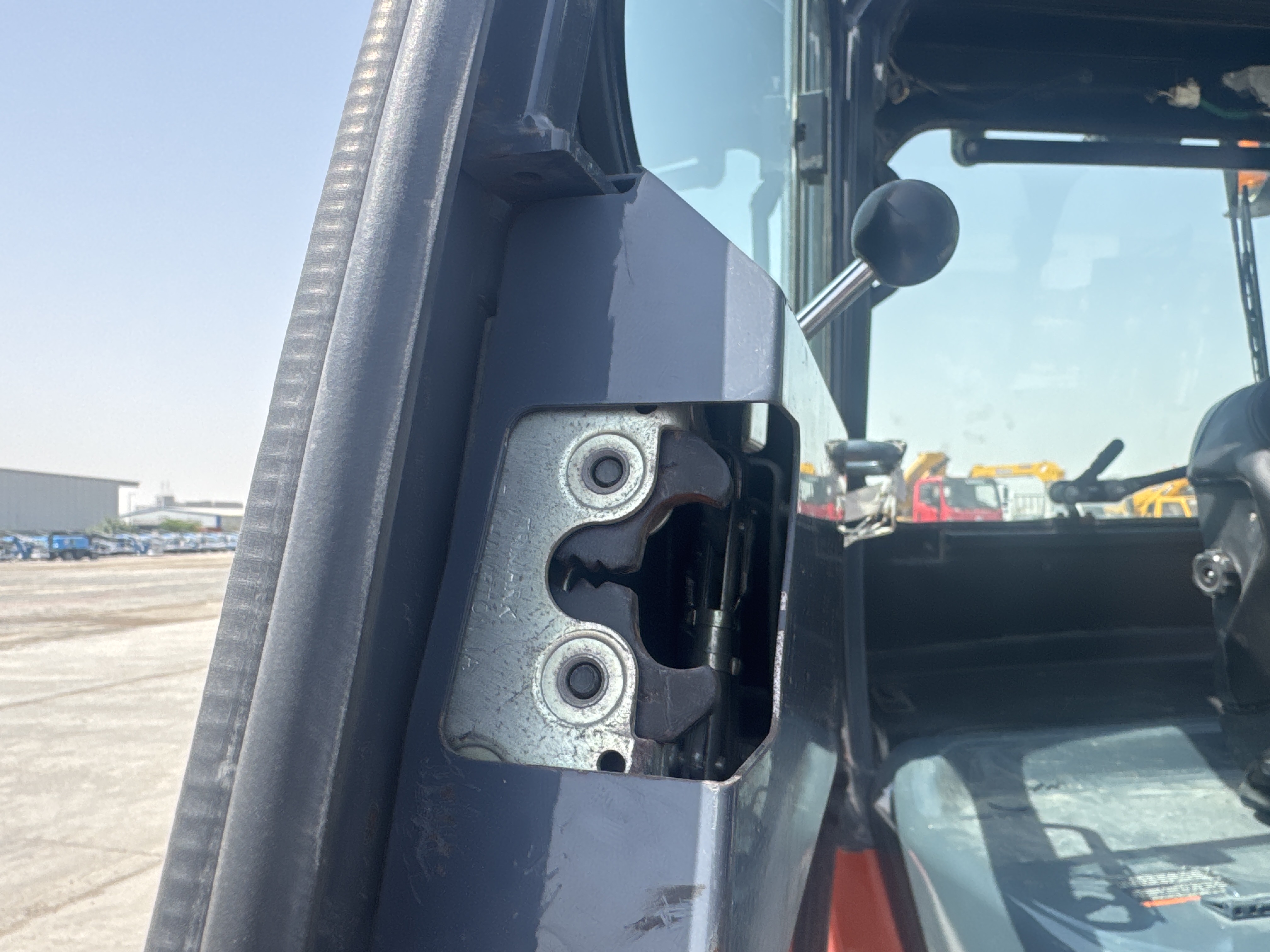 FLM-024-Toyota-8FD50U-Forklifts-inspection-Cabin-Door-handles-1