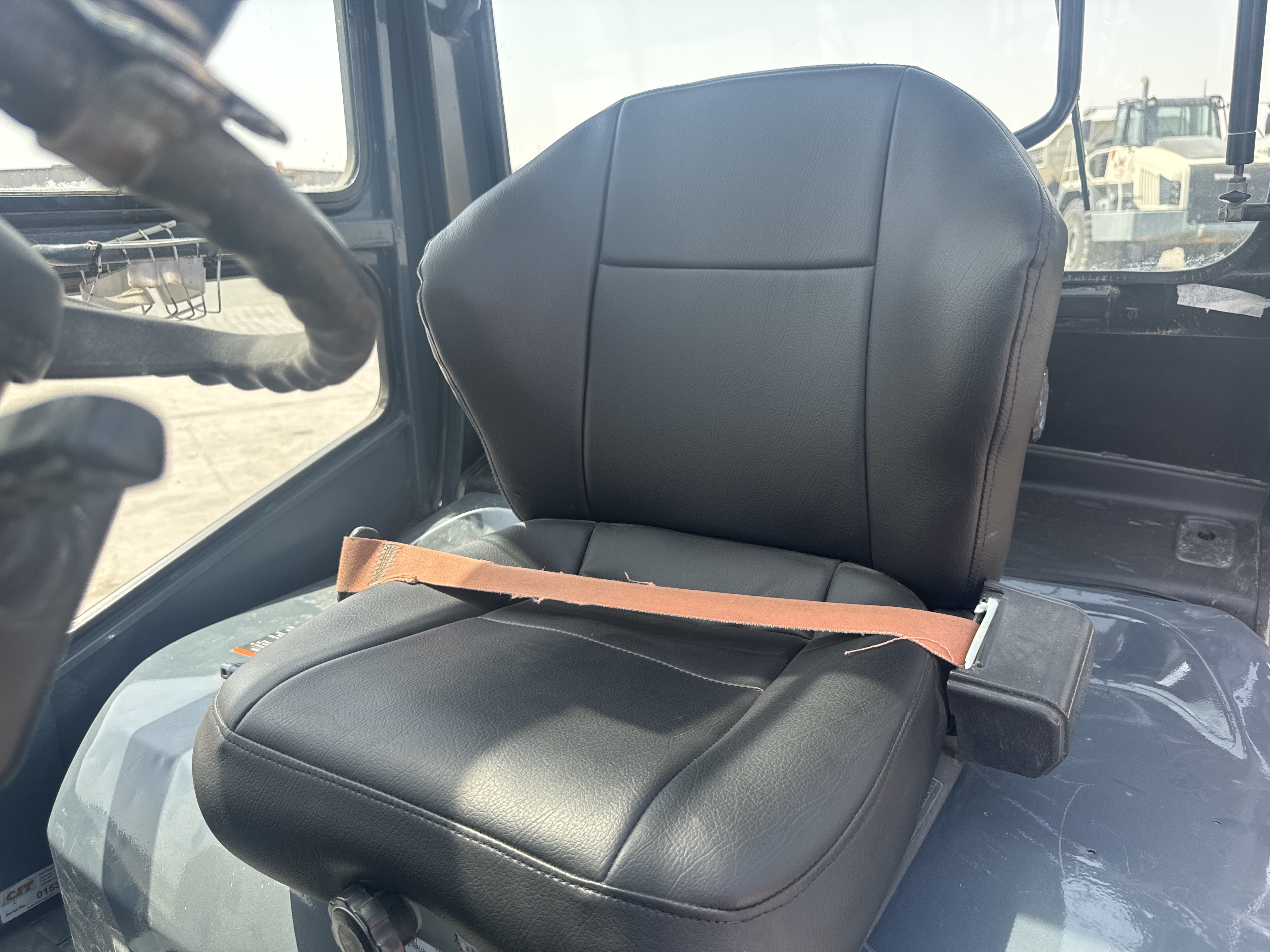 FLM-024-Toyota-8FD50U-Forklifts-inspection-Cabin-Seats/armrests-1