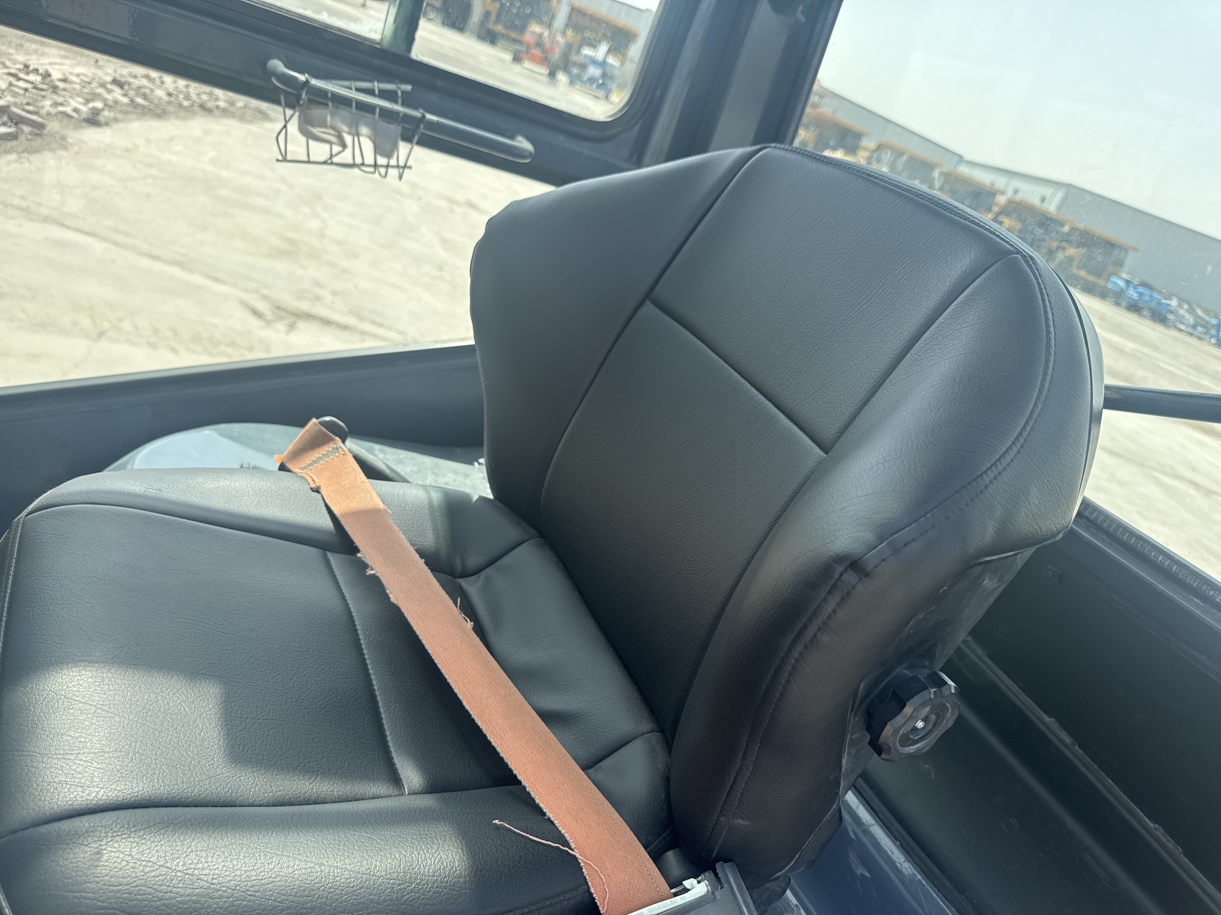 FLM-024-Toyota-8FD50U-Forklifts-inspection-Cabin-Seats/armrests-1