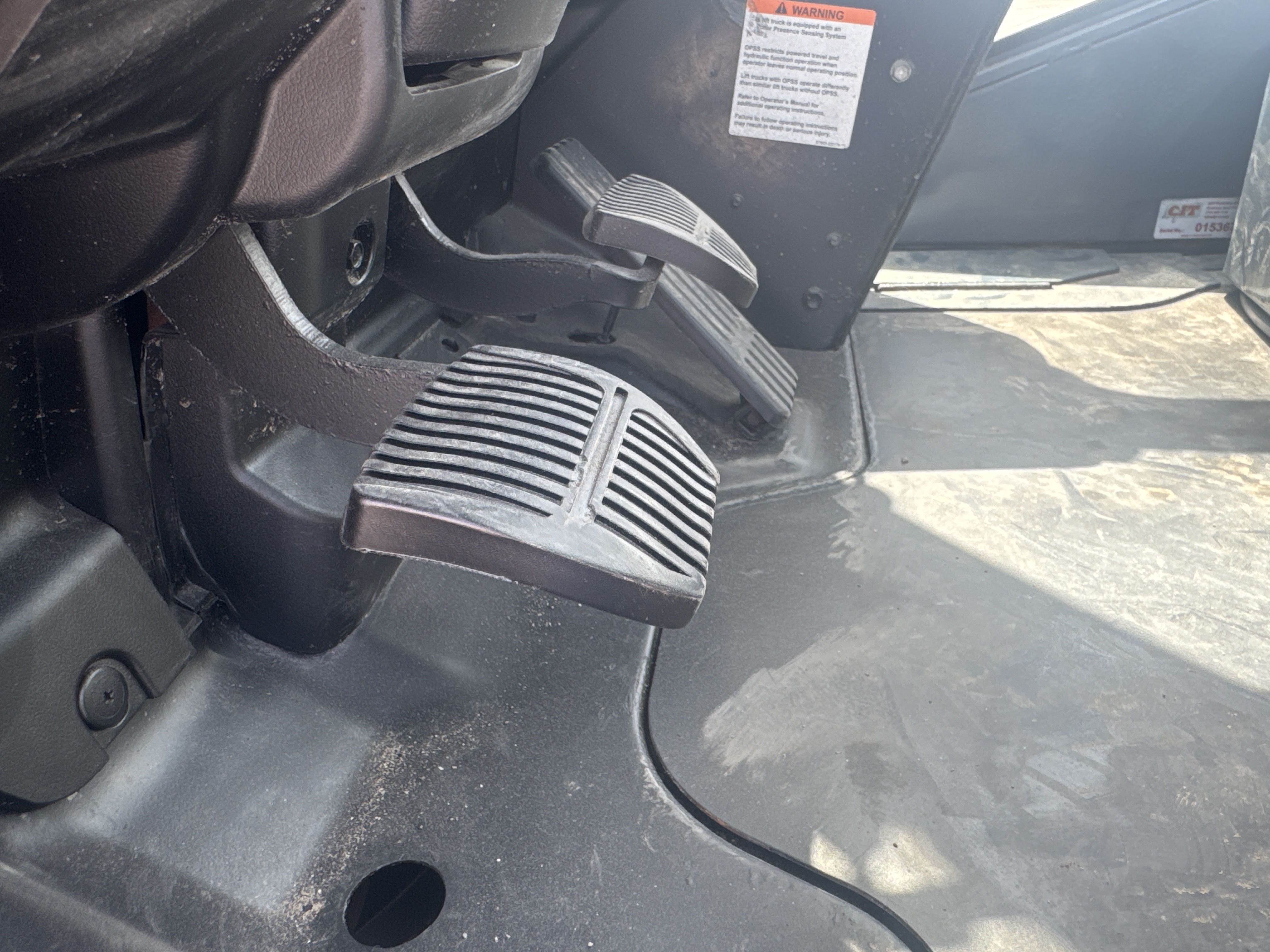 FLM-024-Toyota-8FD50U-Forklifts-inspection-Cabin-Pedals-1