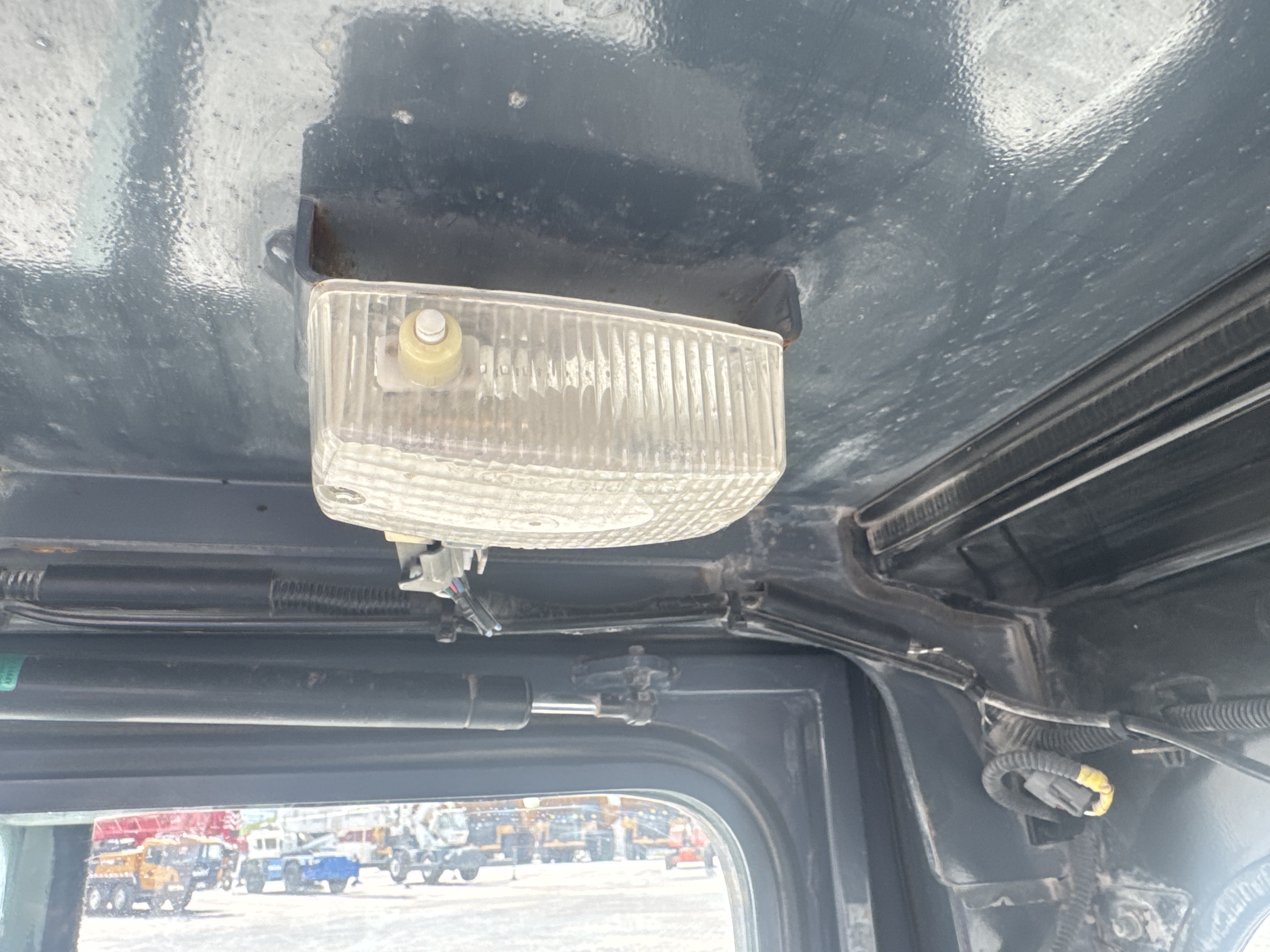 FLM-024-Toyota-8FD50U-Forklifts-inspection-Cabin-Cabin-light-1