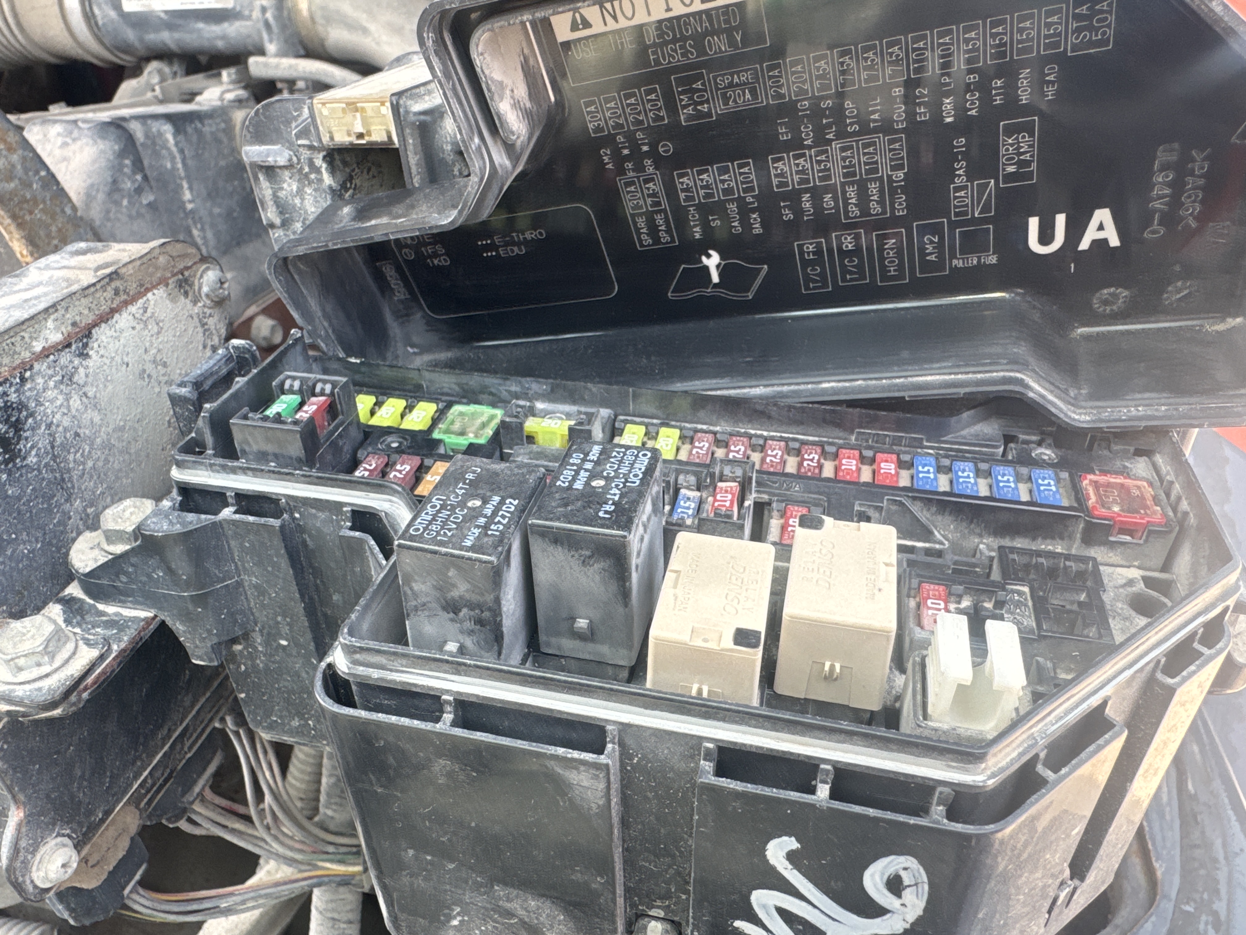 FLM-024-Toyota-8FD50U-Forklifts-inspection-Electronics-Fuse-box-1